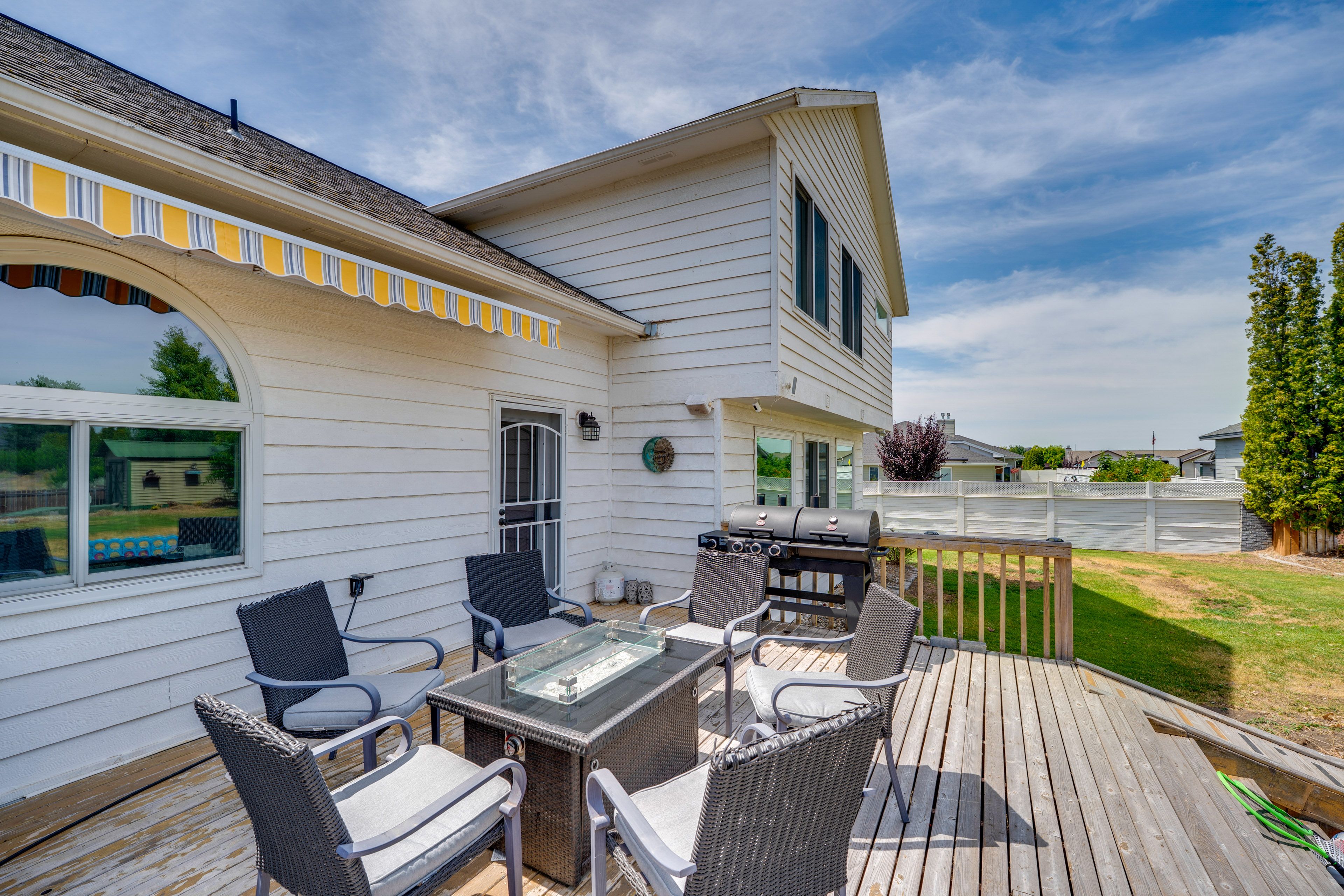 Deck | Fire Pit Table | Double-Sided Grill w/ Gas & Charcoal