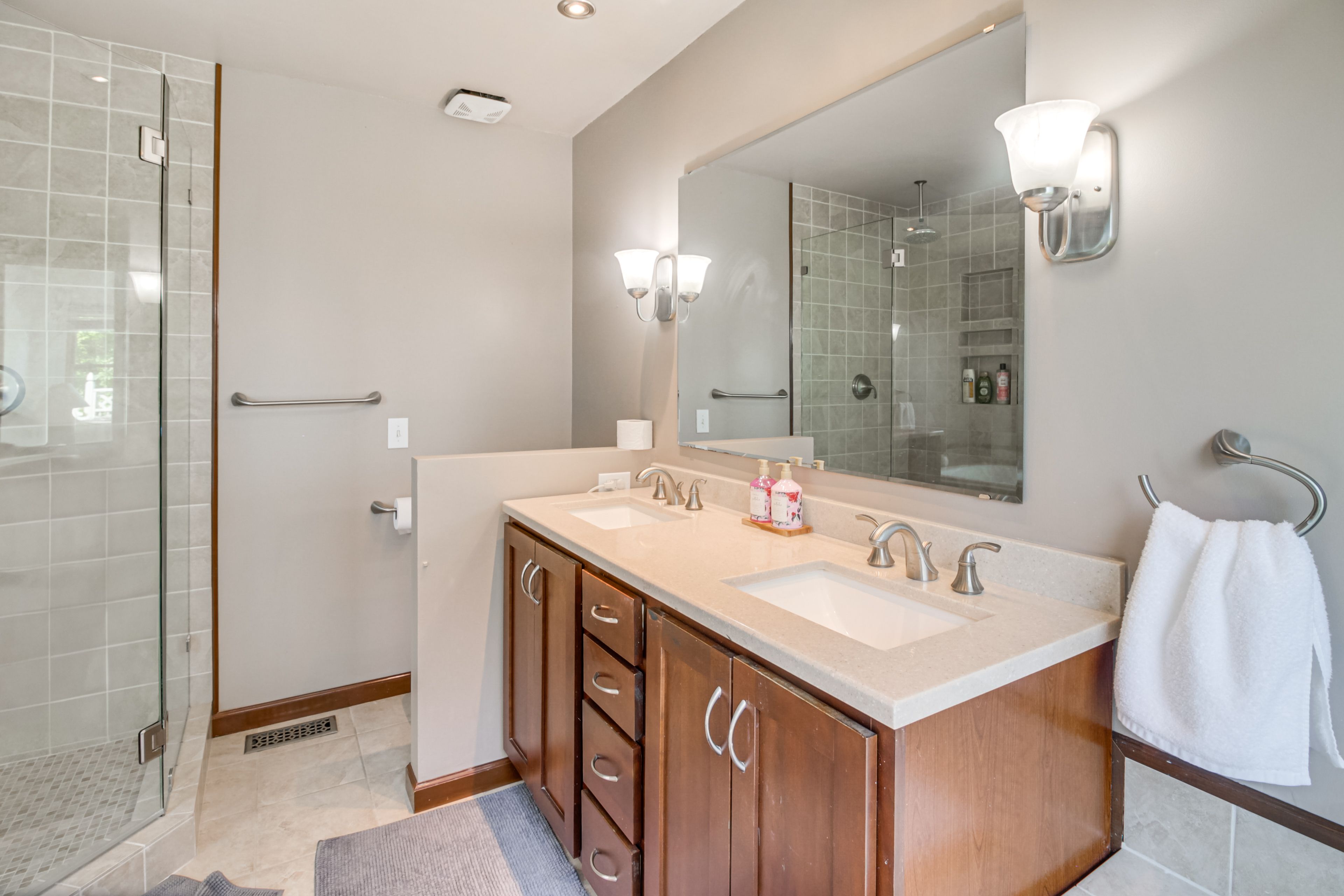 Bathroom | Jetted Tub | 1st Floor