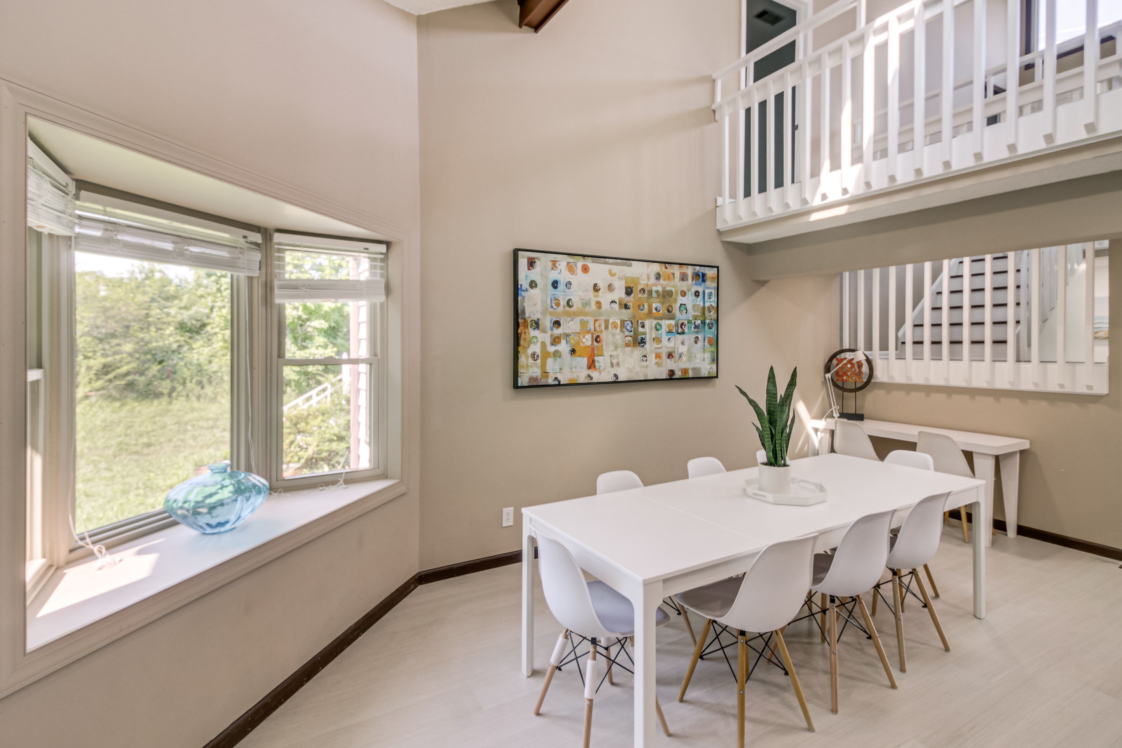 Dining Area | Dishware/Flatware Provided | 1st Floor