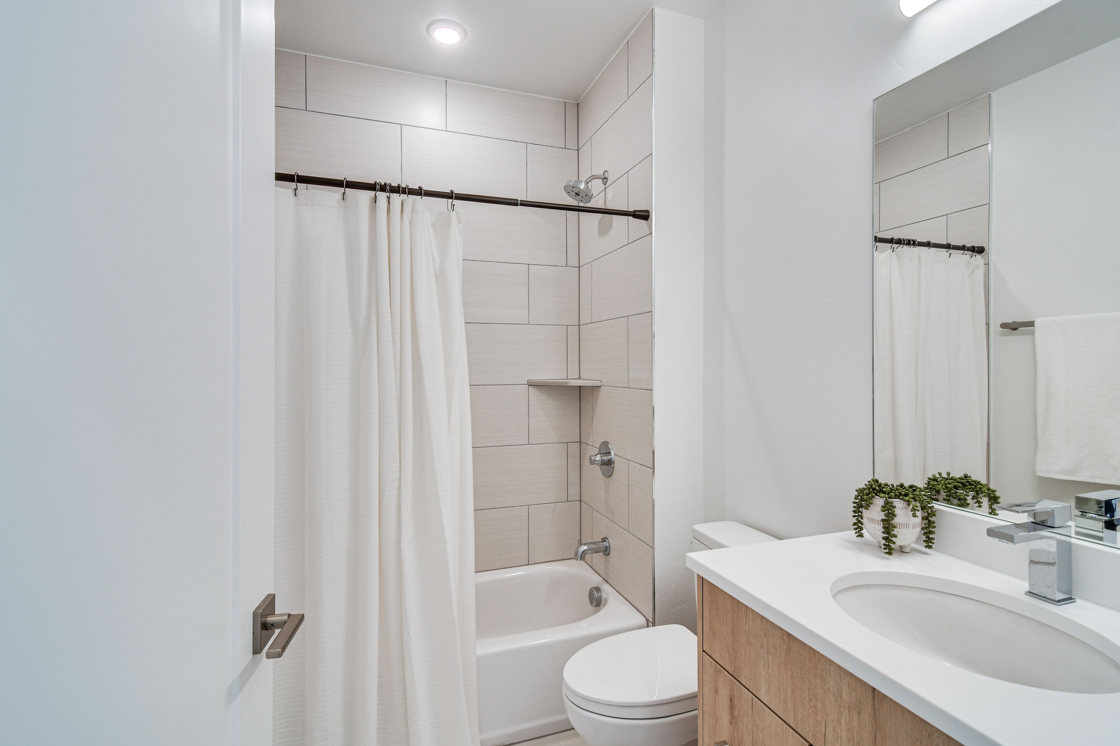 Full Bathroom | Shower/Tub Combo