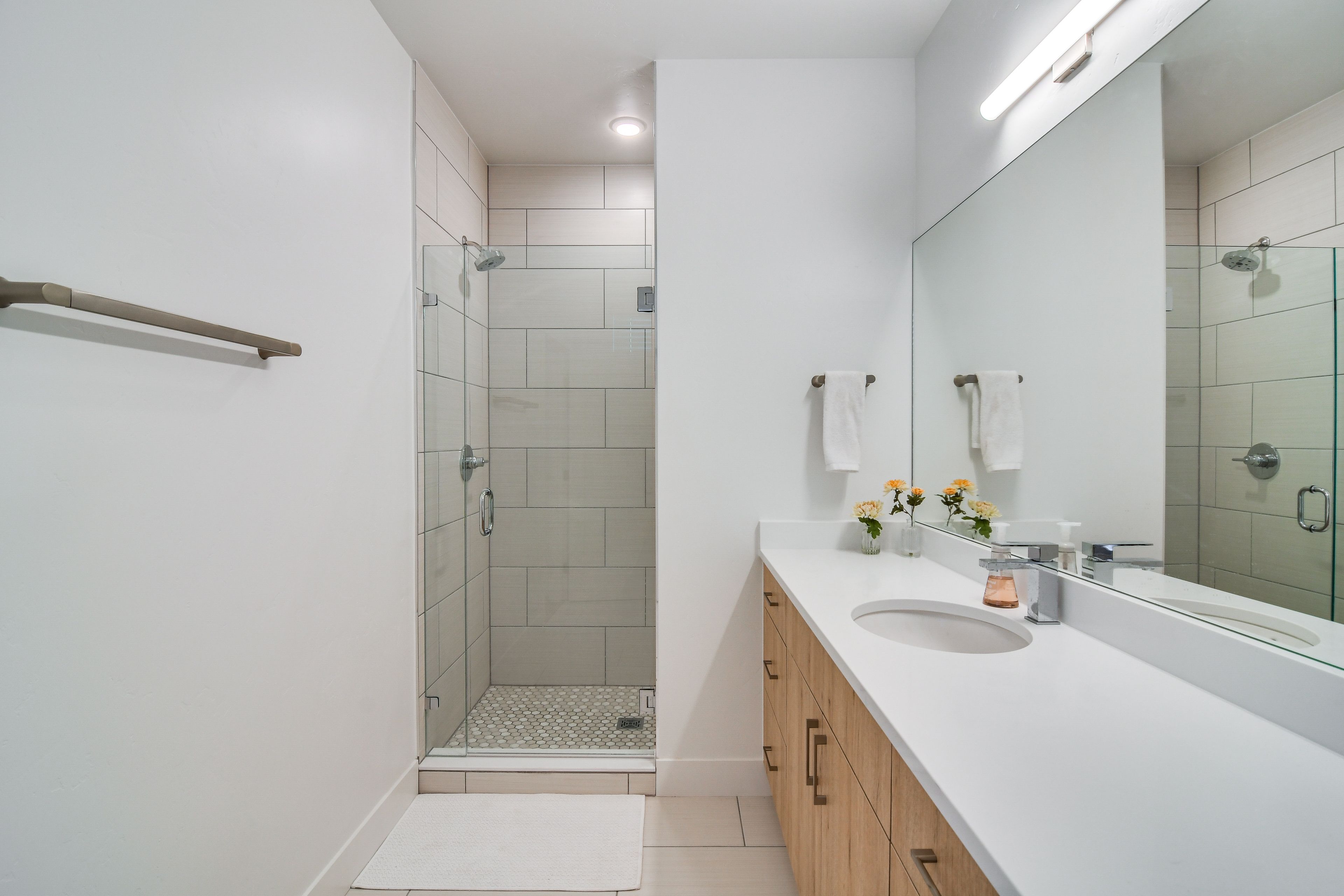 Full Bathroom | Towels Provided