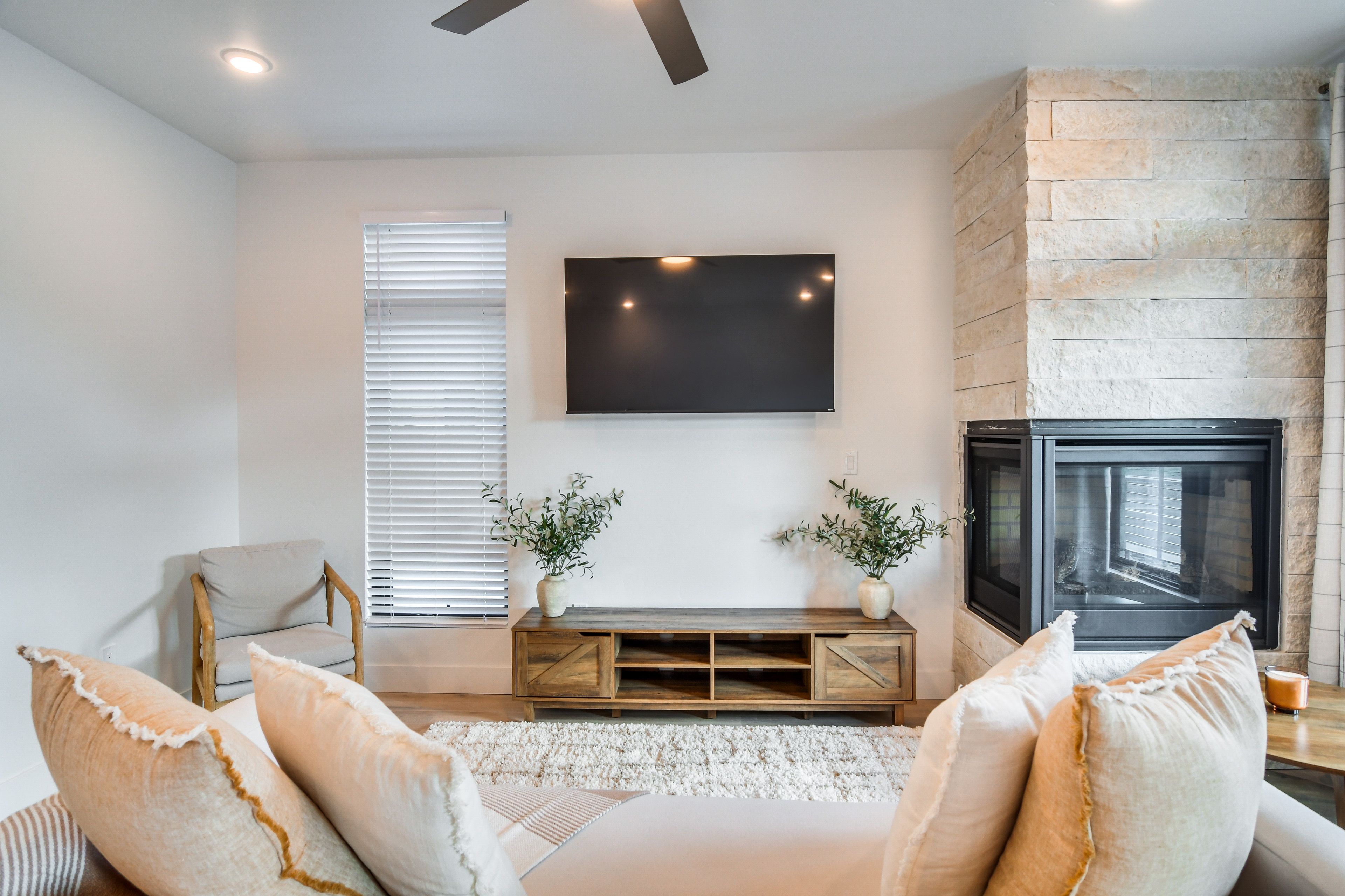 Living Room | Full Sleeper Sofa | Free WiFi | Smart TV