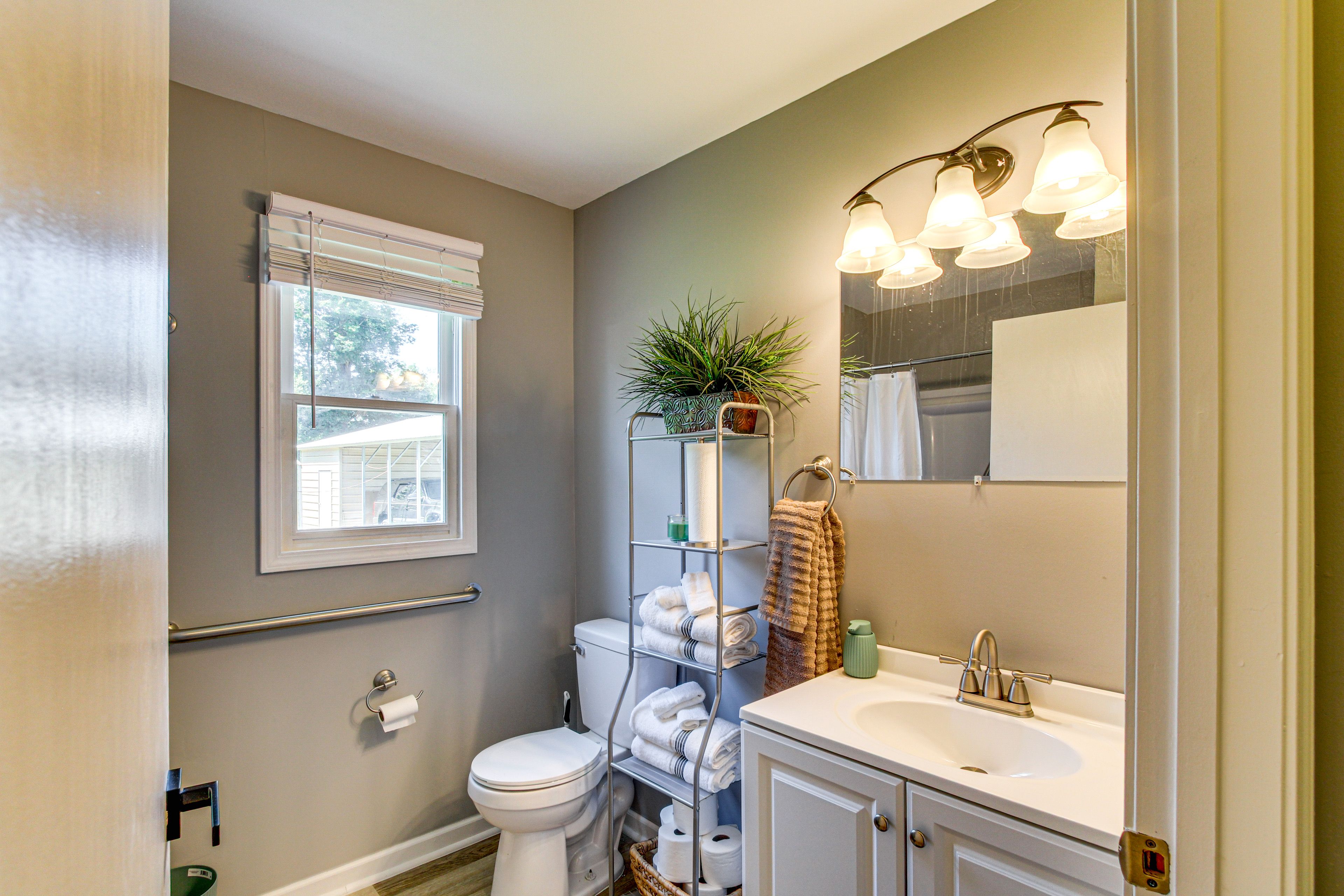 Full Bathroom | Complimentary Toiletries