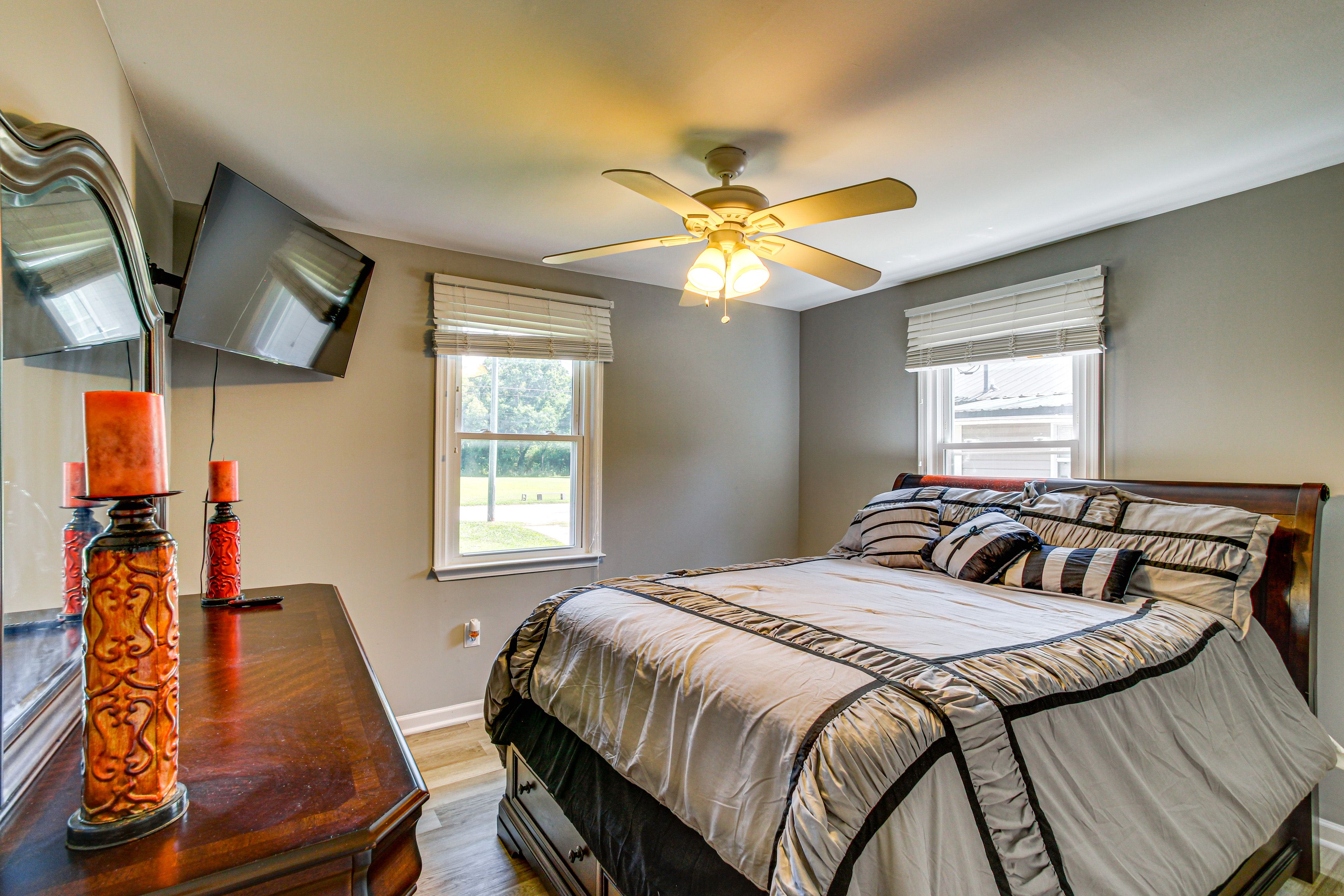 Bedroom 2 | Queen Bed | Smart TV