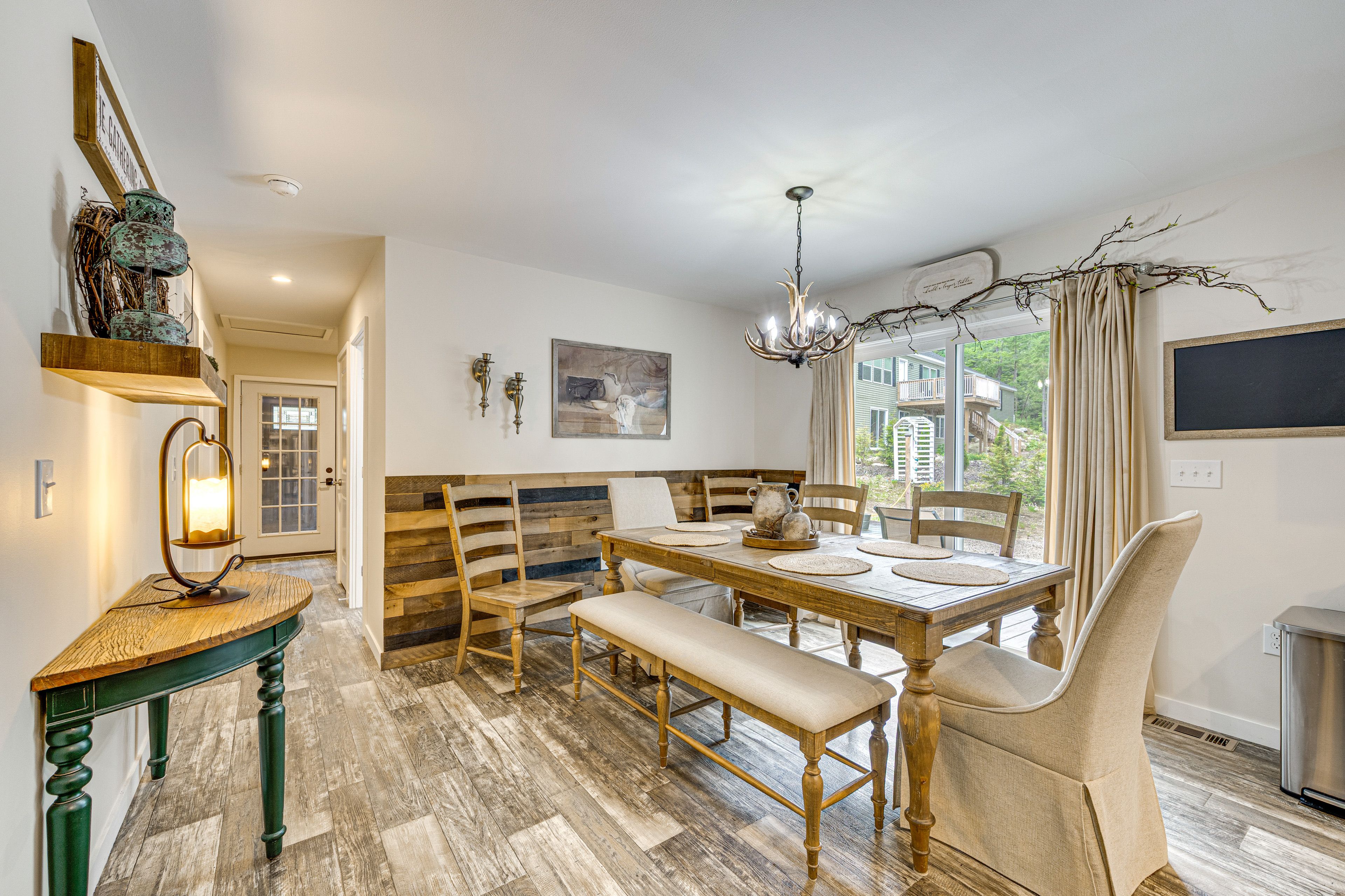 Dining Area | Dishware & Flatware Provided