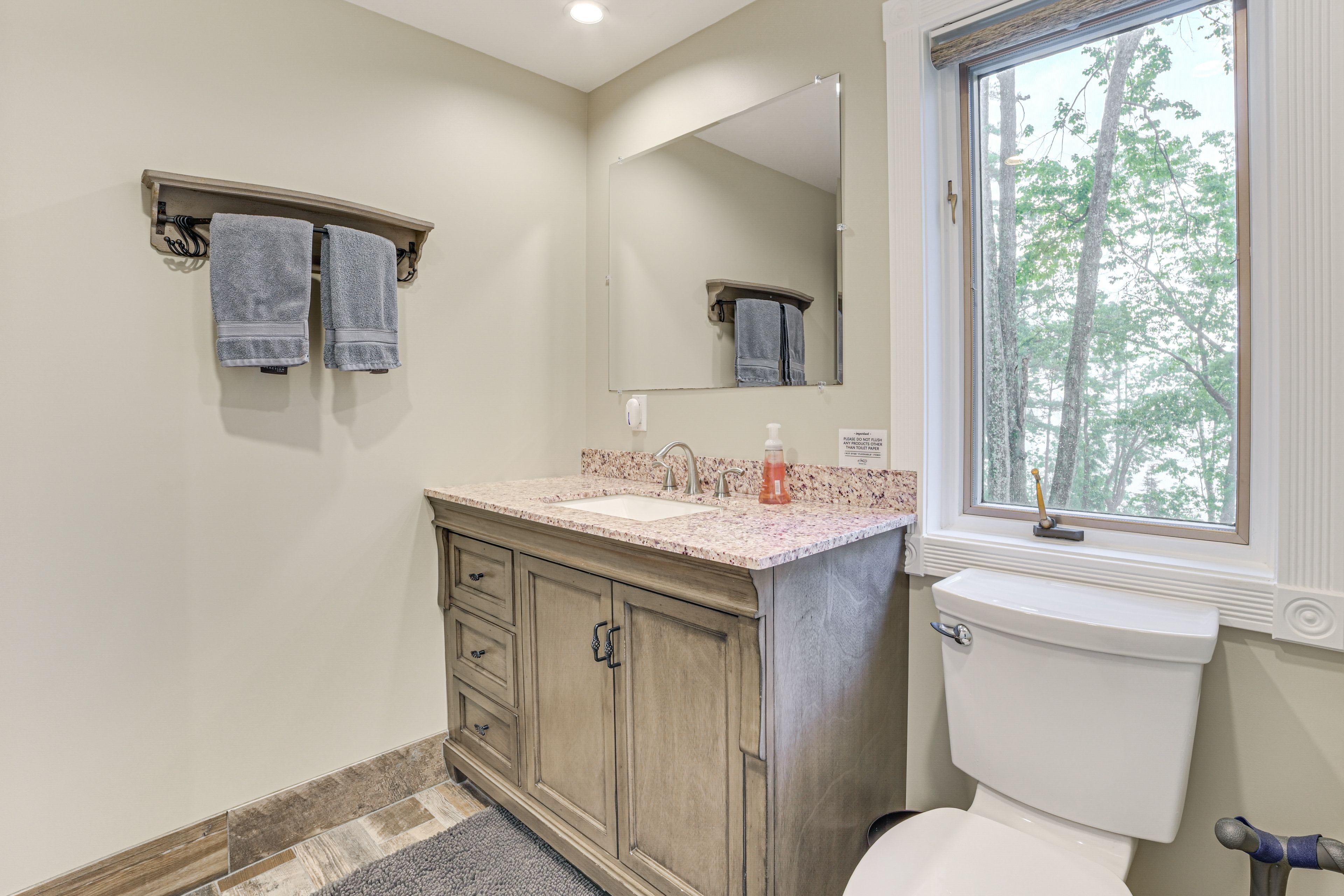 Bathroom | Bathtub/Shower | 2nd Floor