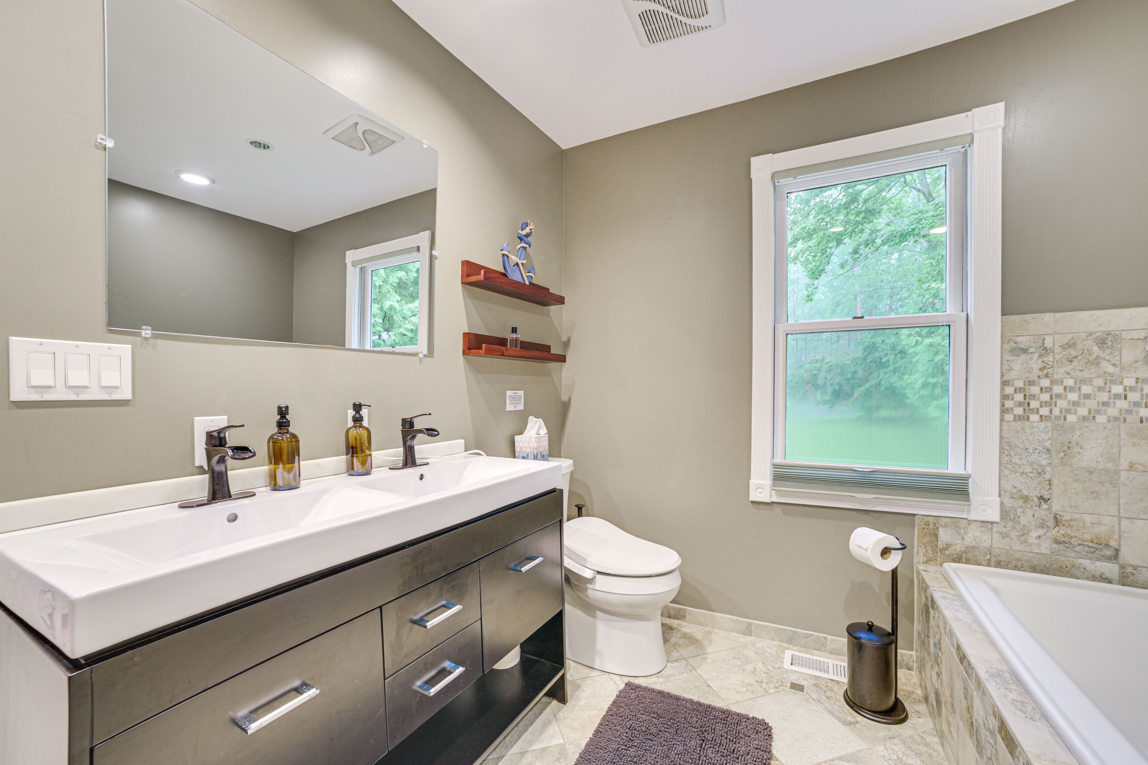 En-Suite Bathroom | Shower | Bathtub | 1st Floor
