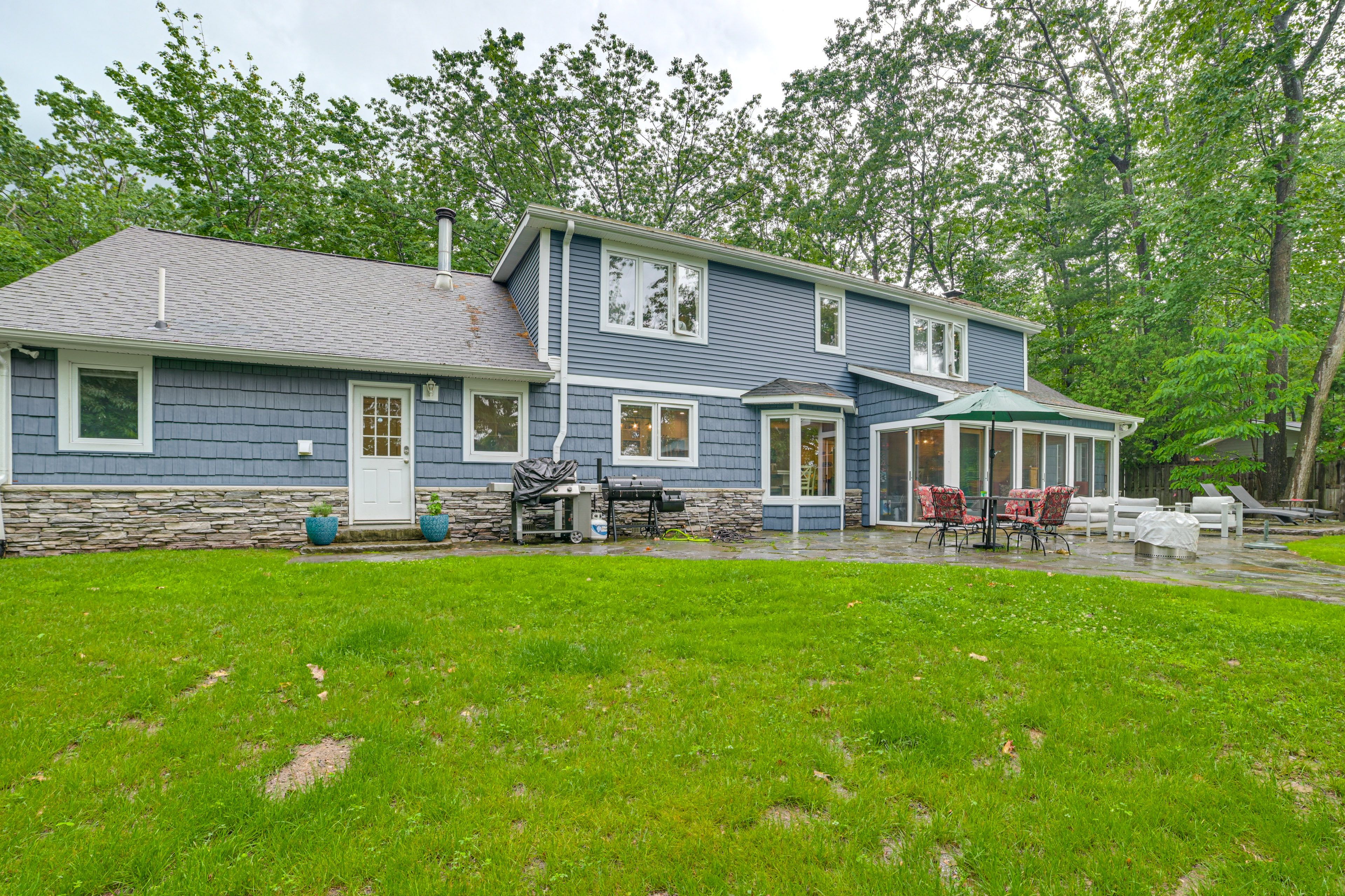 House Exterior | Patio | Gas & Charcoal Grills | Dining Area | Fire Pit