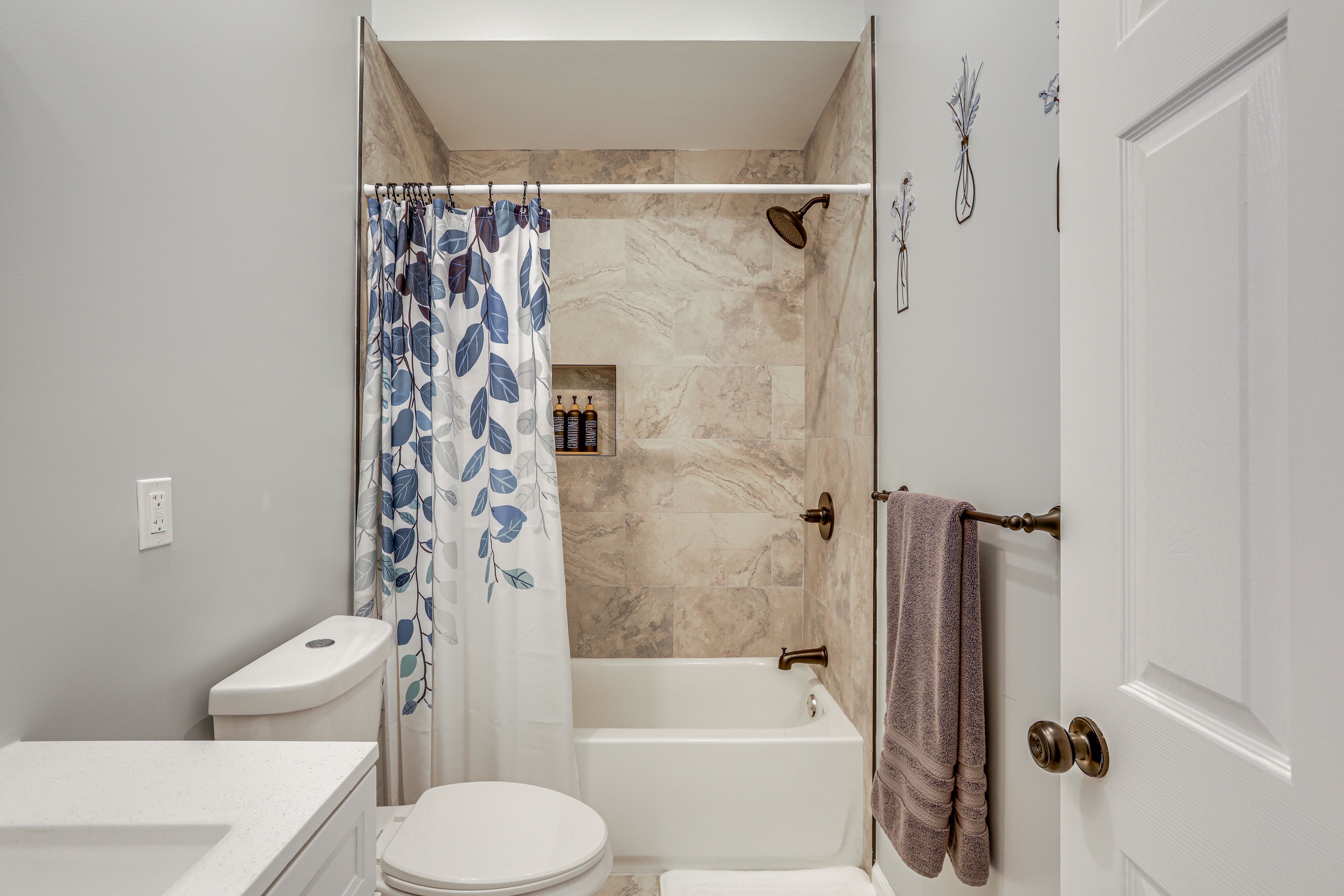 Full Bathroom | 2nd Floor | Complimentary Toiletries