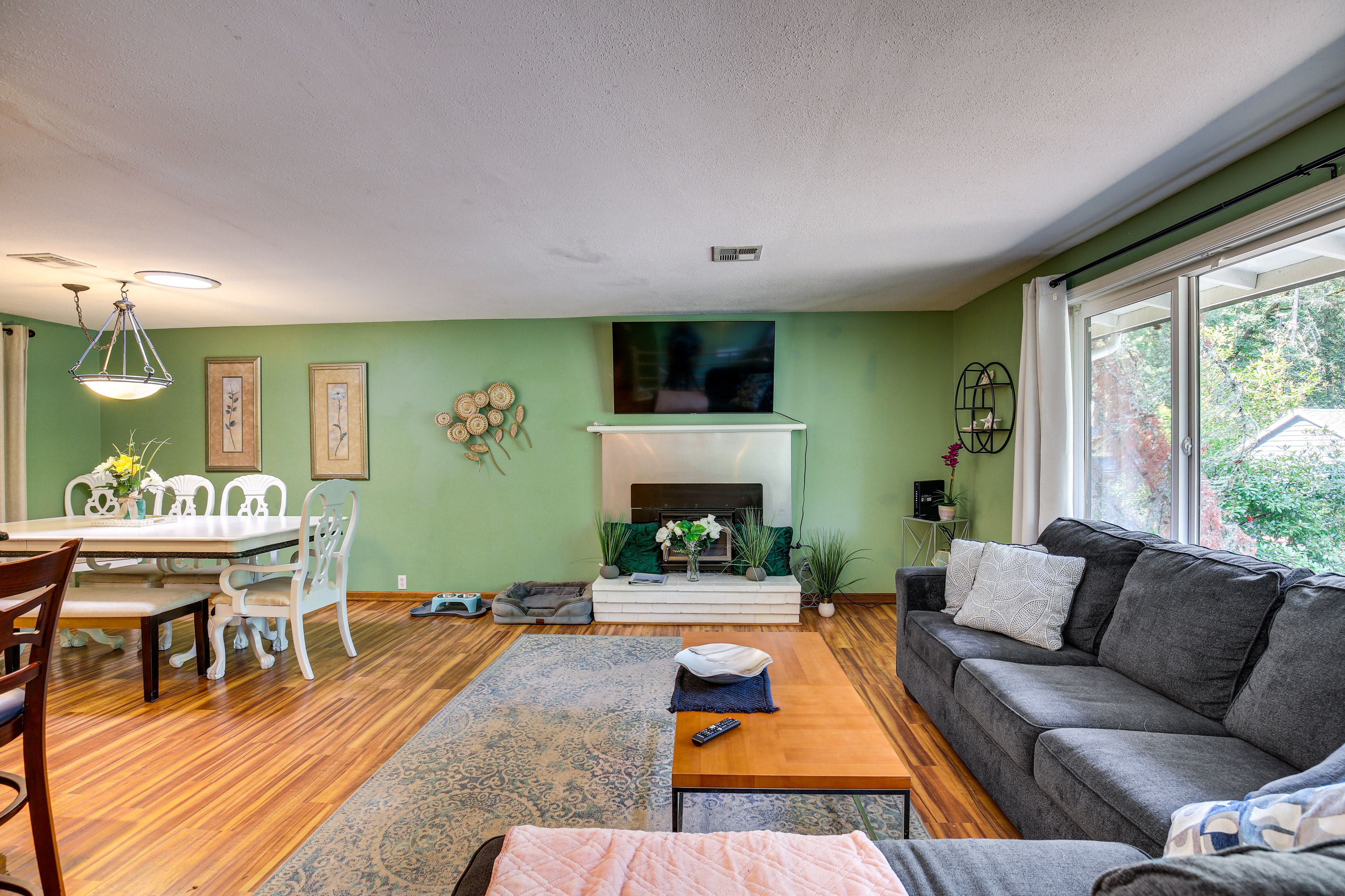 Living Room | Free WiFi | Smart TV | 2nd Floor