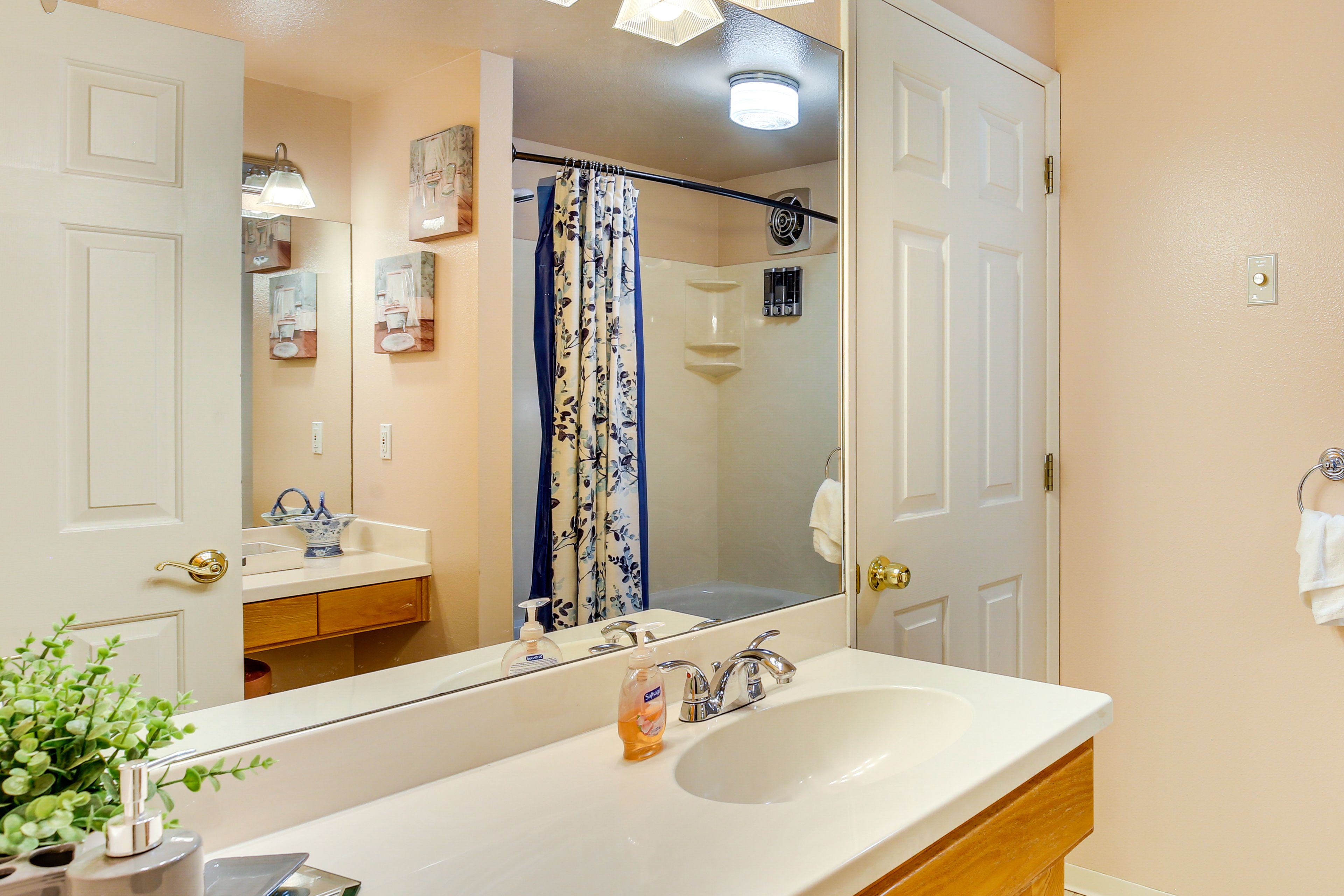 Full Bathroom | Towels Provided | 2nd Floor