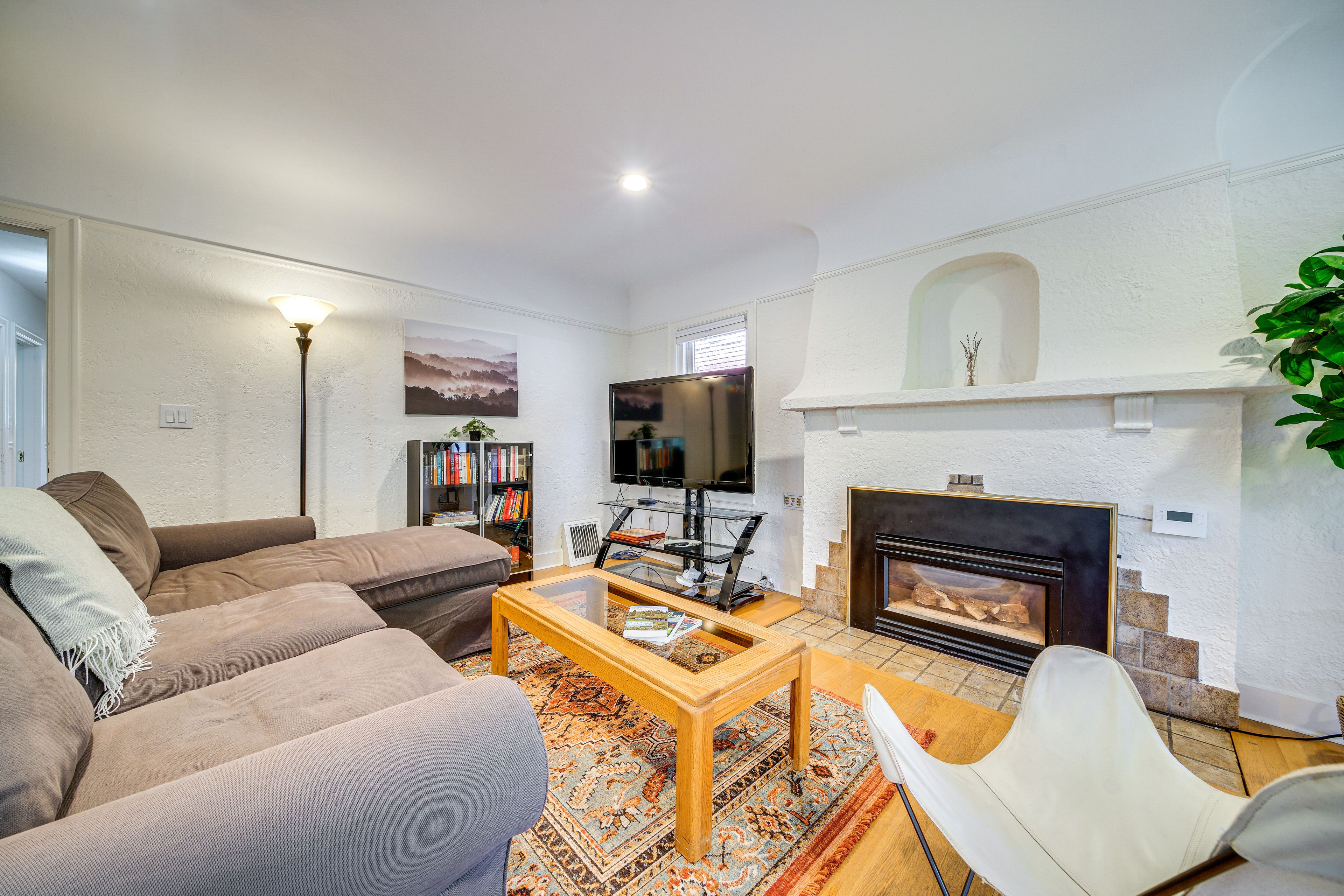 Seattle Vacation Rental | 3BR | 2BA | 1,240 Sq Ft | 7 Steps Required