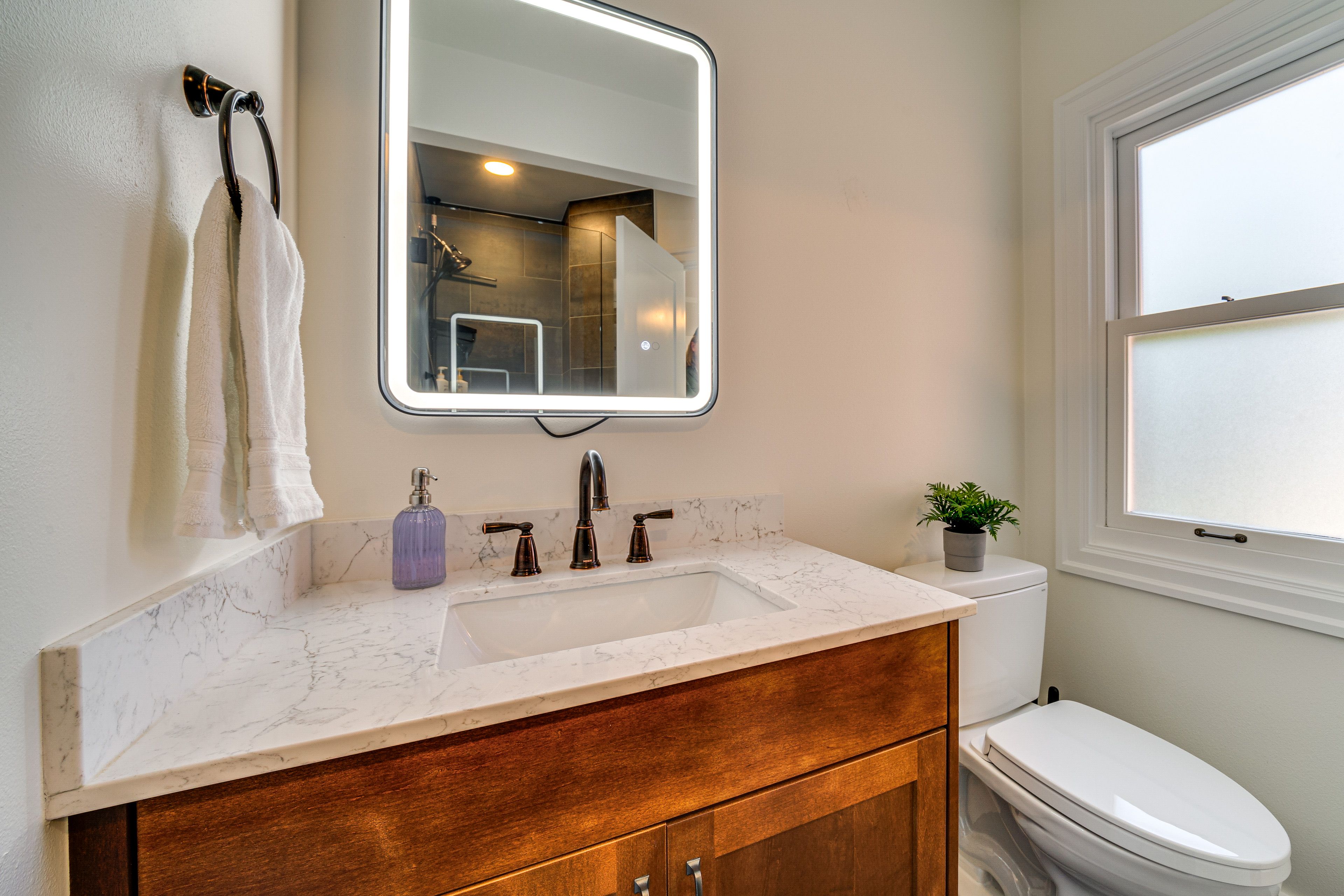 Full Bathroom | 1st Floor | Towels Provided