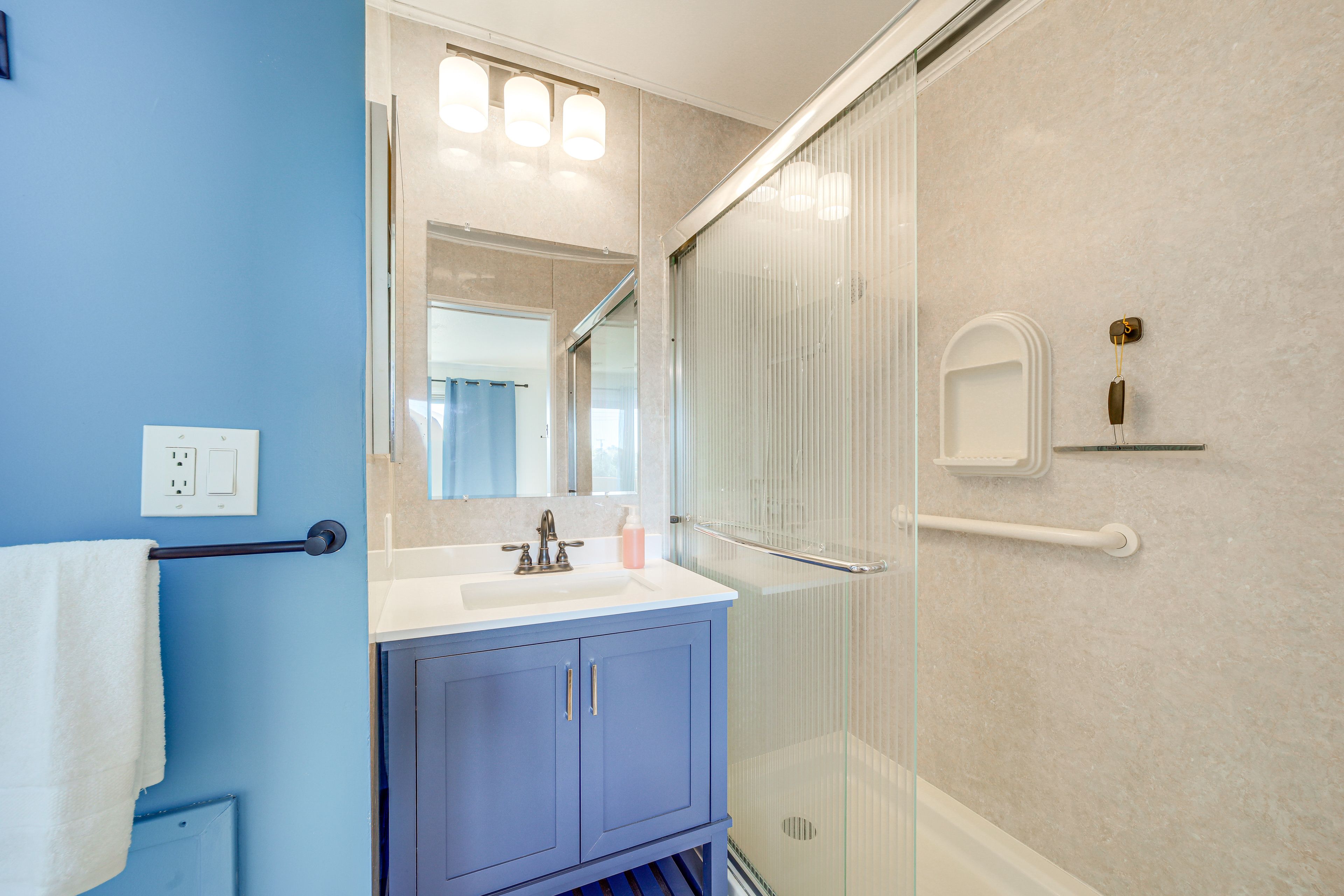 Full Bathroom | 2nd Floor