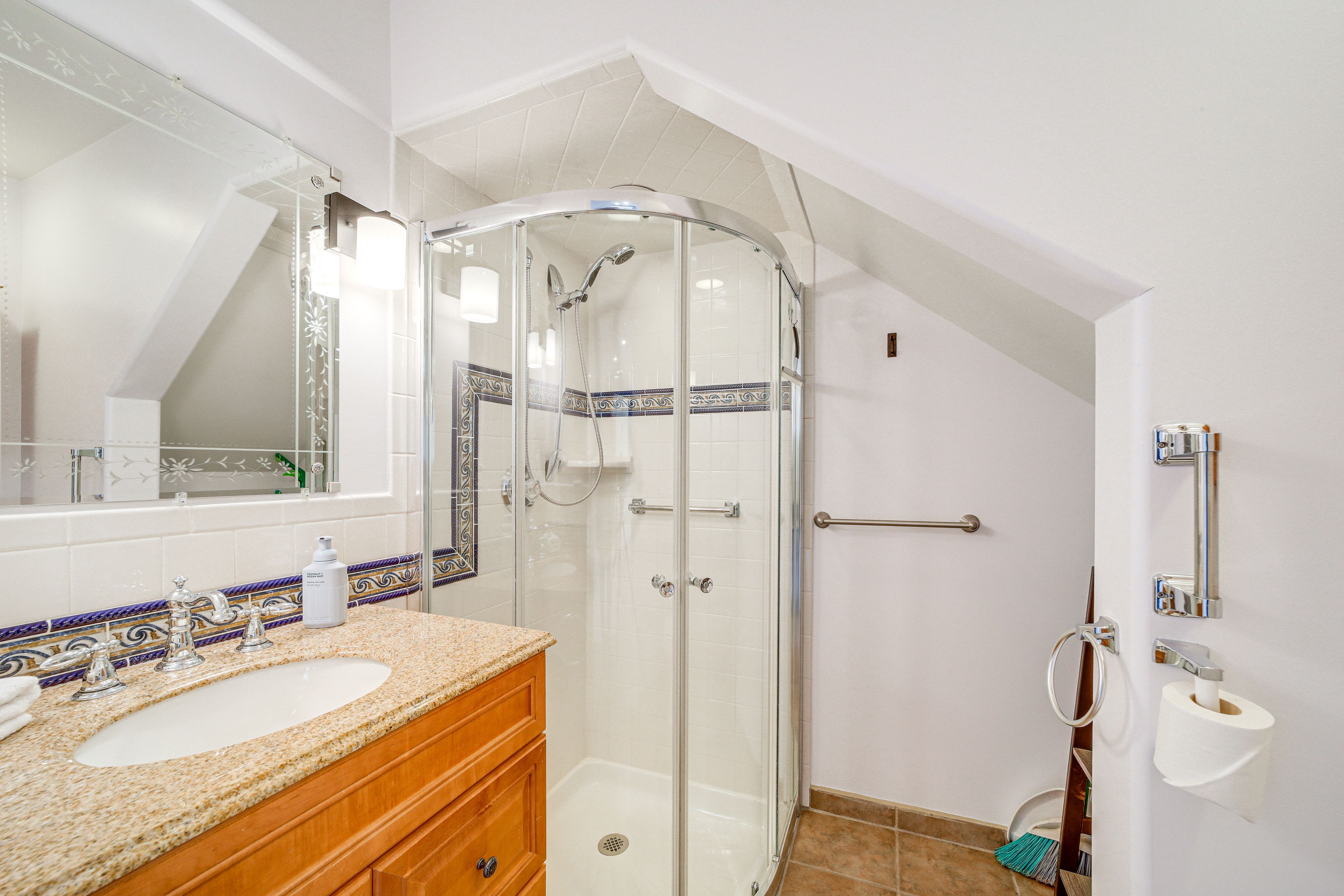 Full Bathroom | 1st Floor | Towels Provided