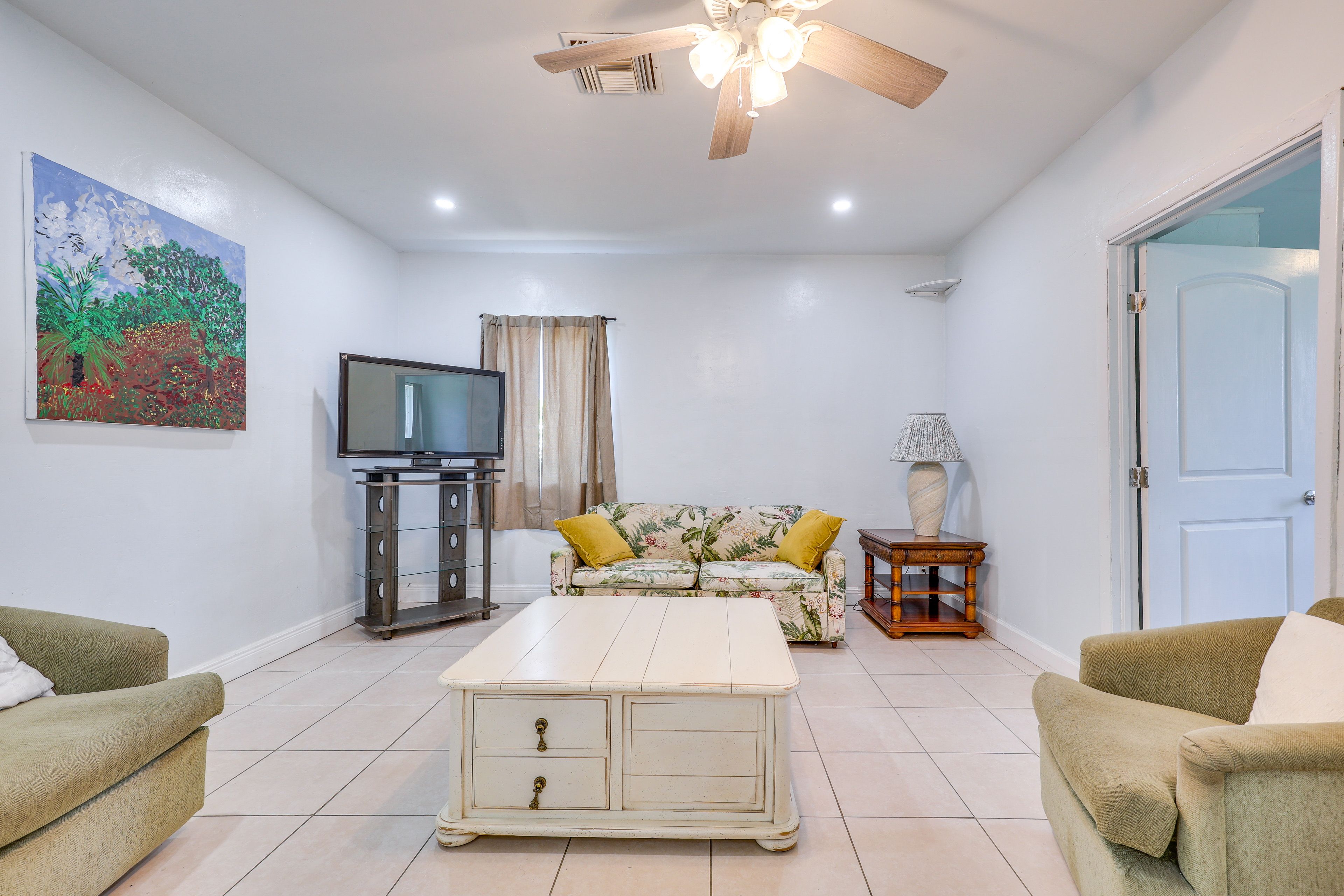 Living Room | Queen Sleeper Sofa | Free WiFi | Central A/C & Heat