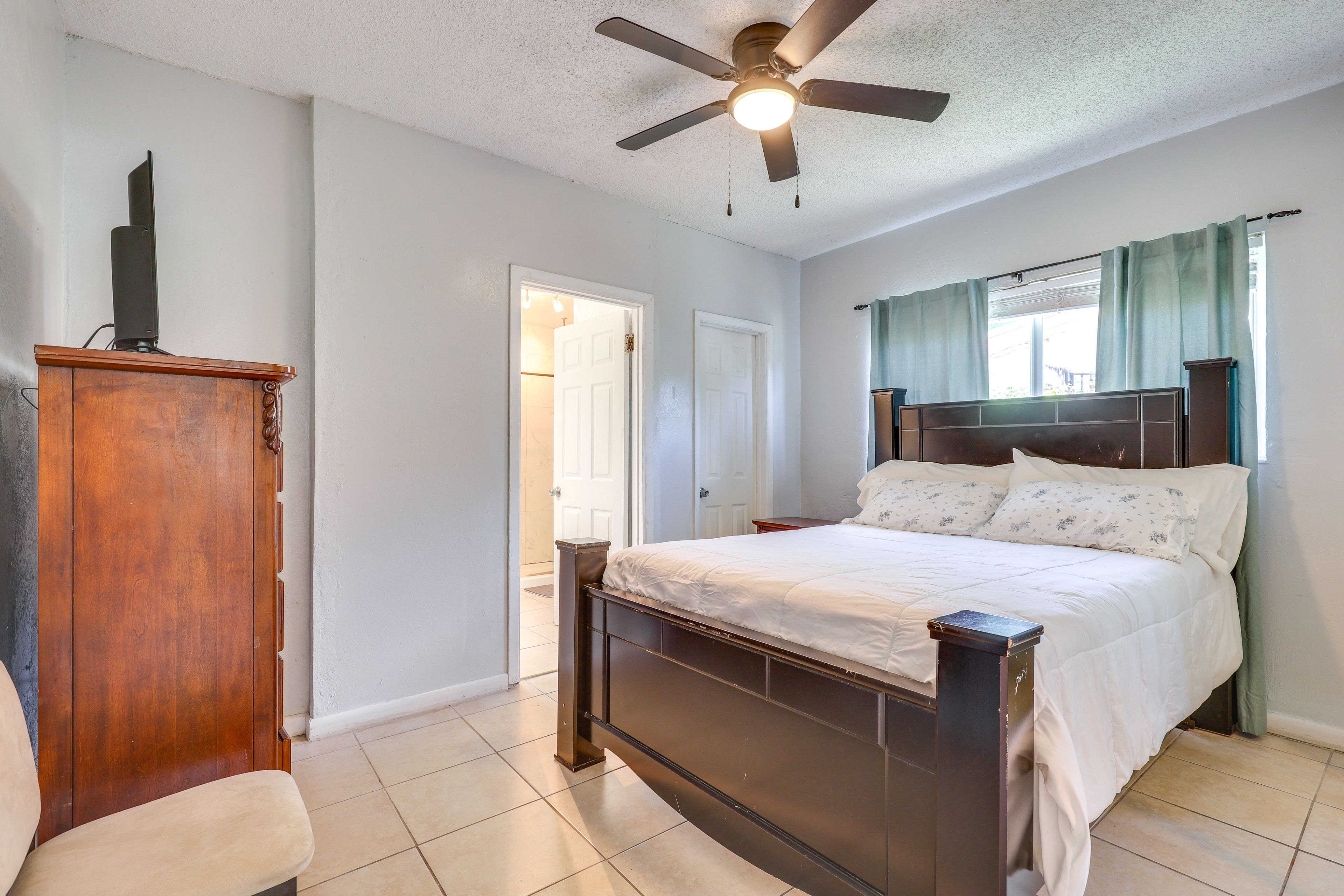 Bedroom 1 | Queen Bed