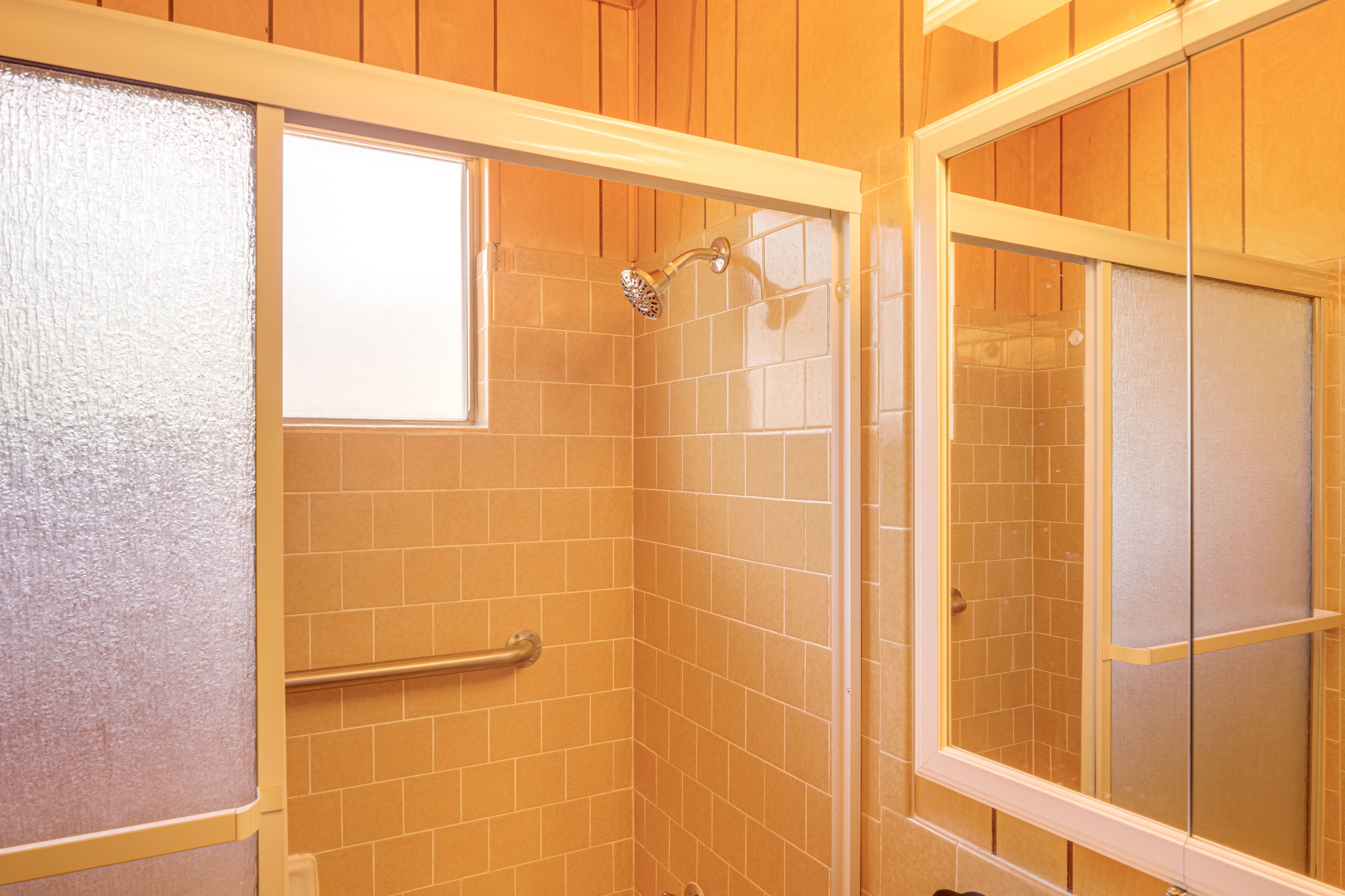 Full Bathroom | Towels Provided