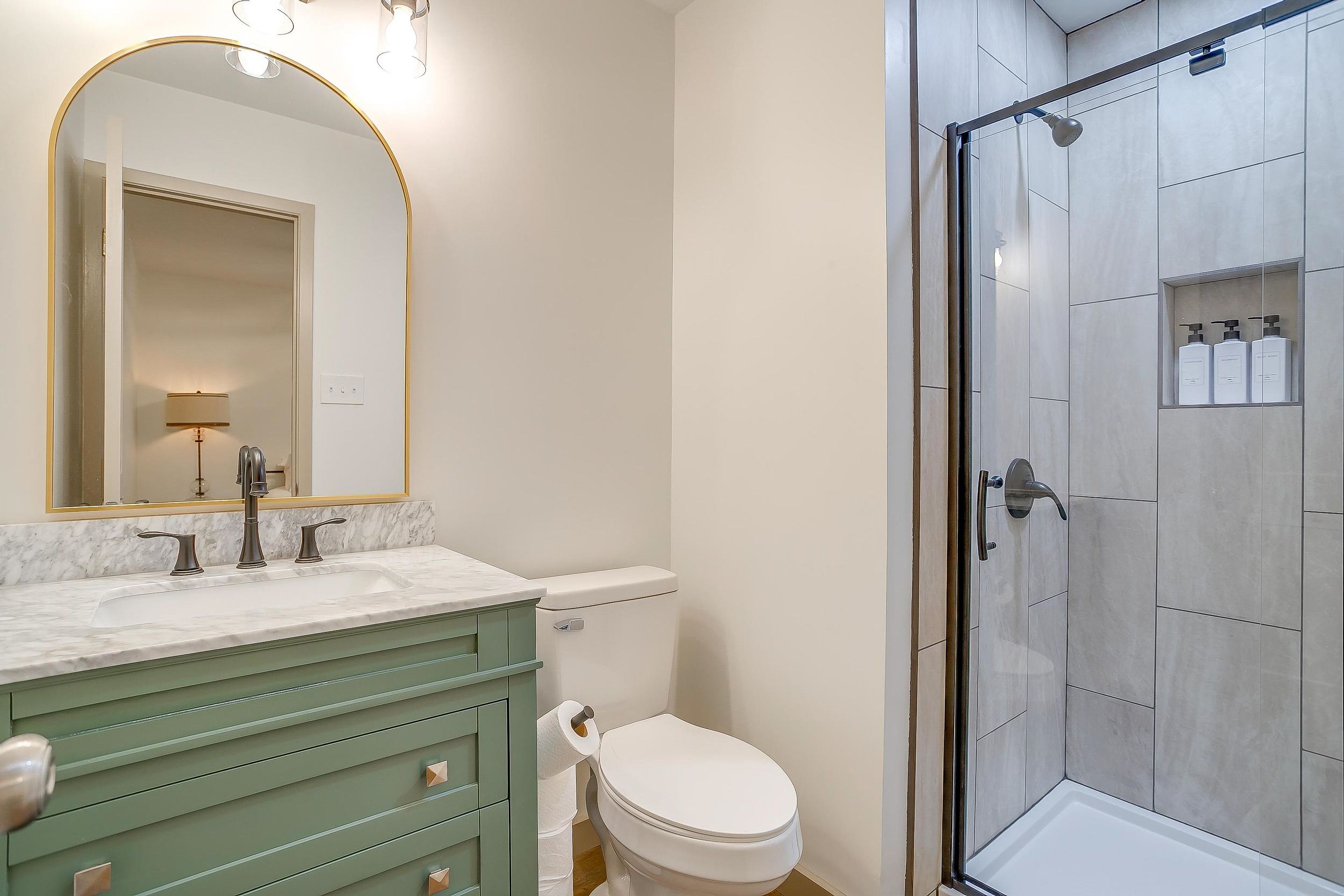 Full Bathroom | Complimentary Toiletries