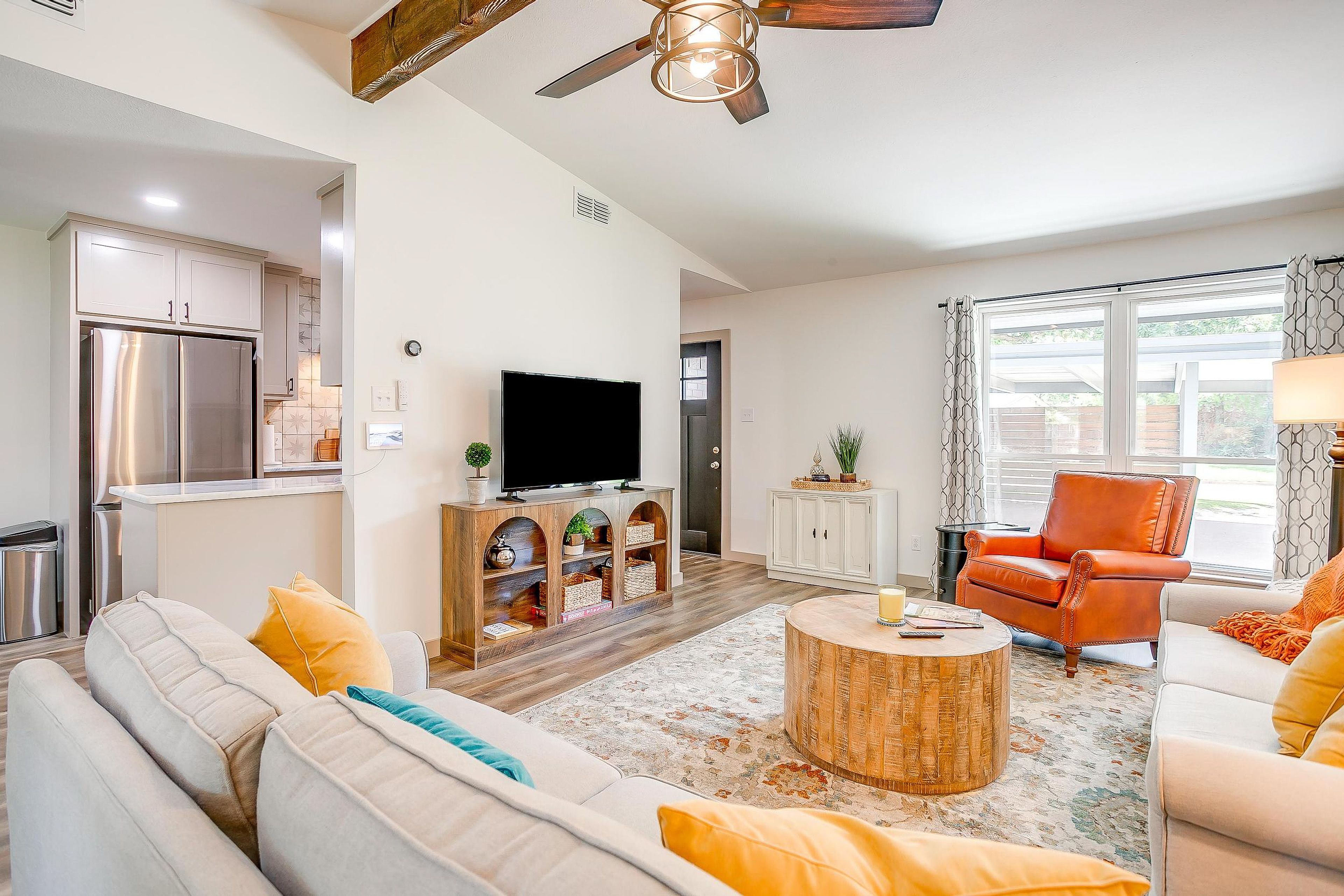 Living Room | Smart TV | Books/Board Games
