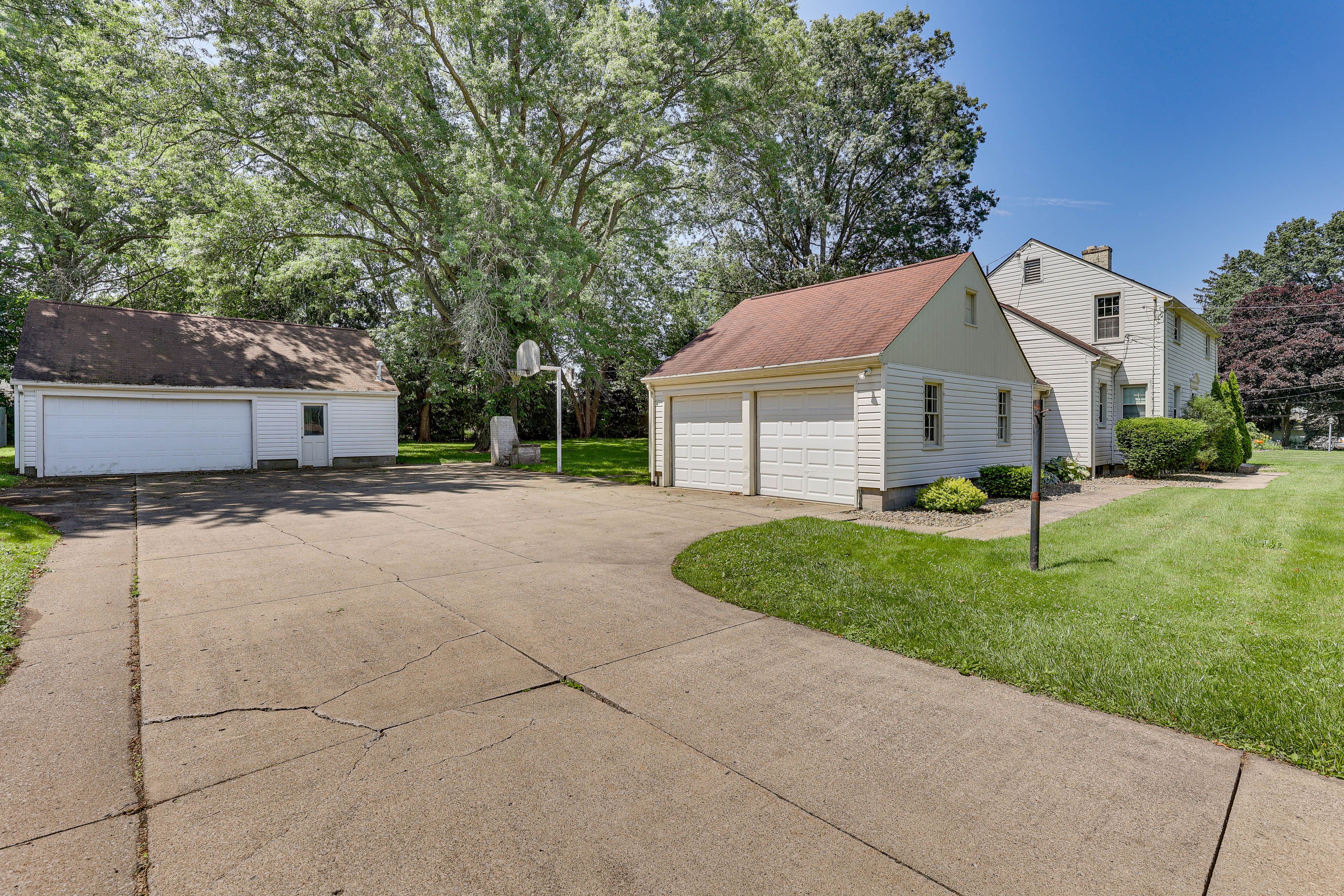 Parking | Shared Driveway (1 Vehicle) | Garage (1 Vehicle)