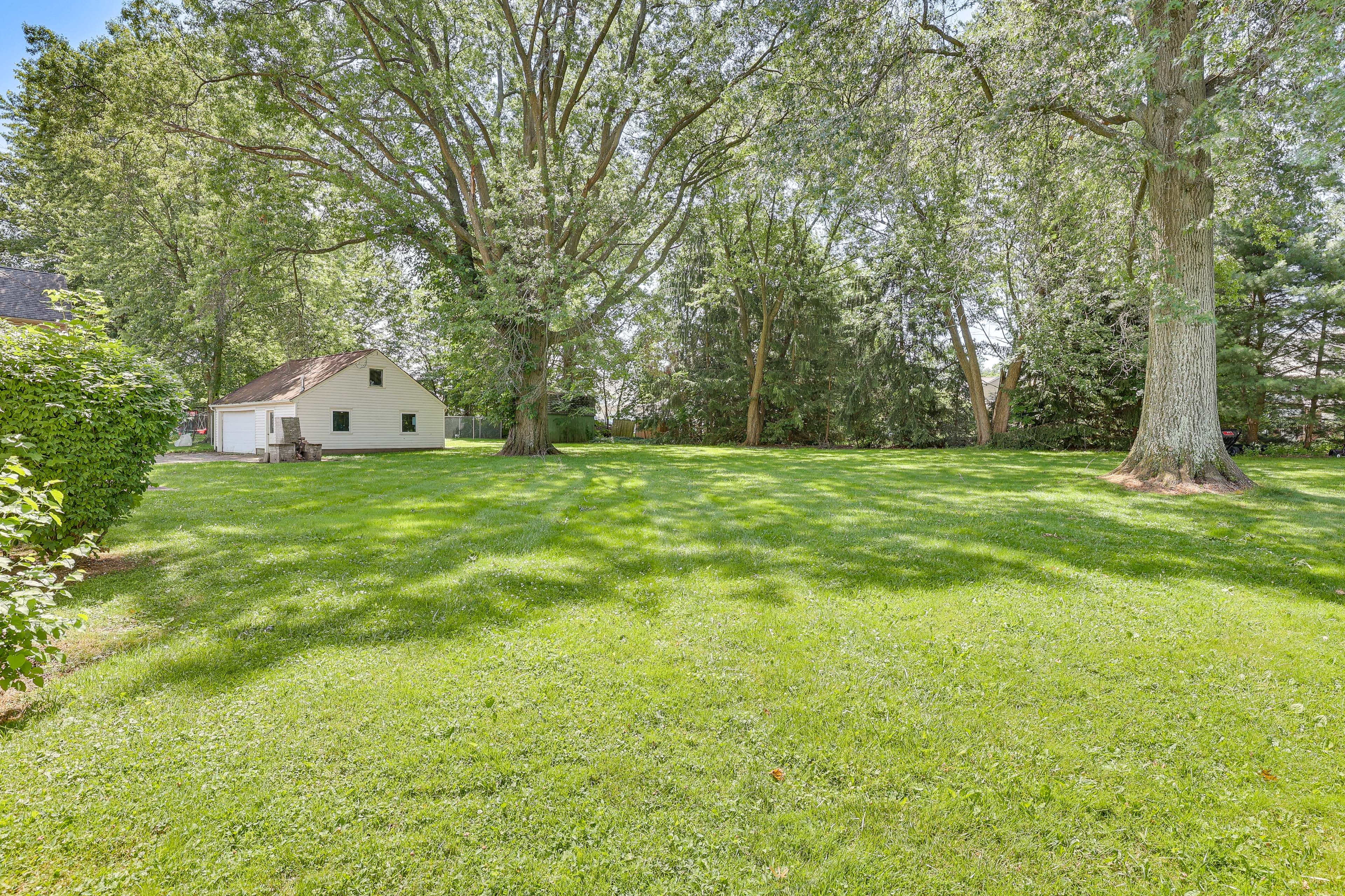 Shared Yard & Basketball Hoop