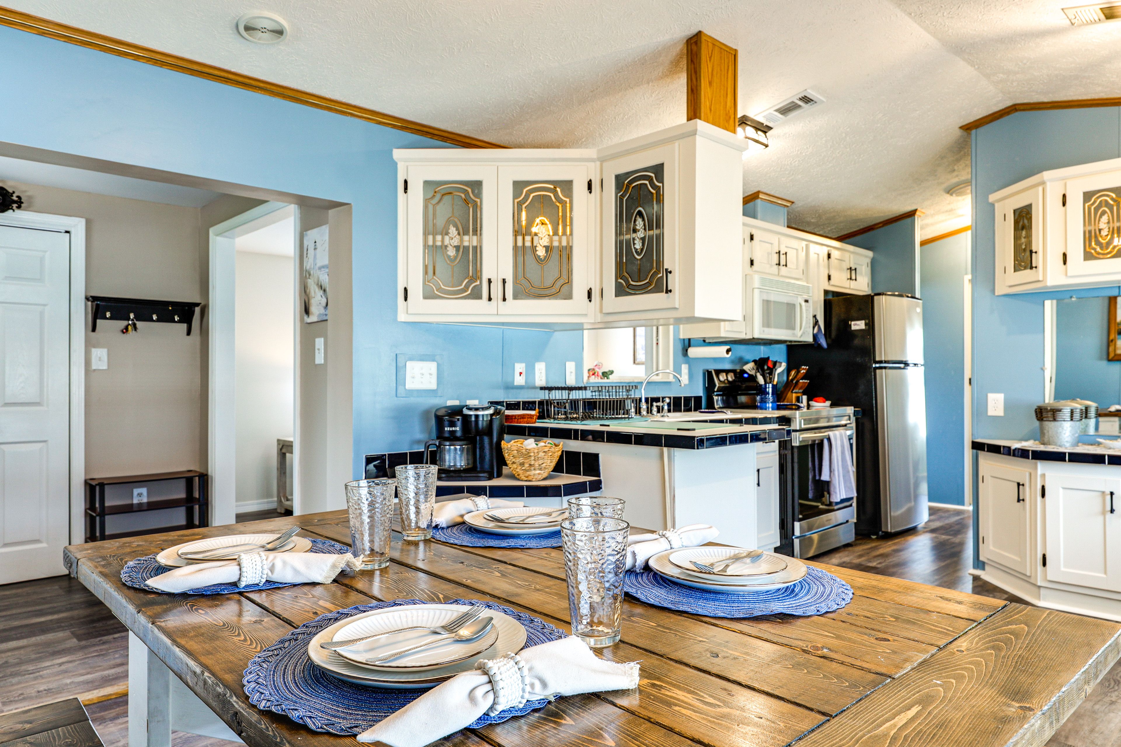 Dining Area | Dishware/Flatware Provided