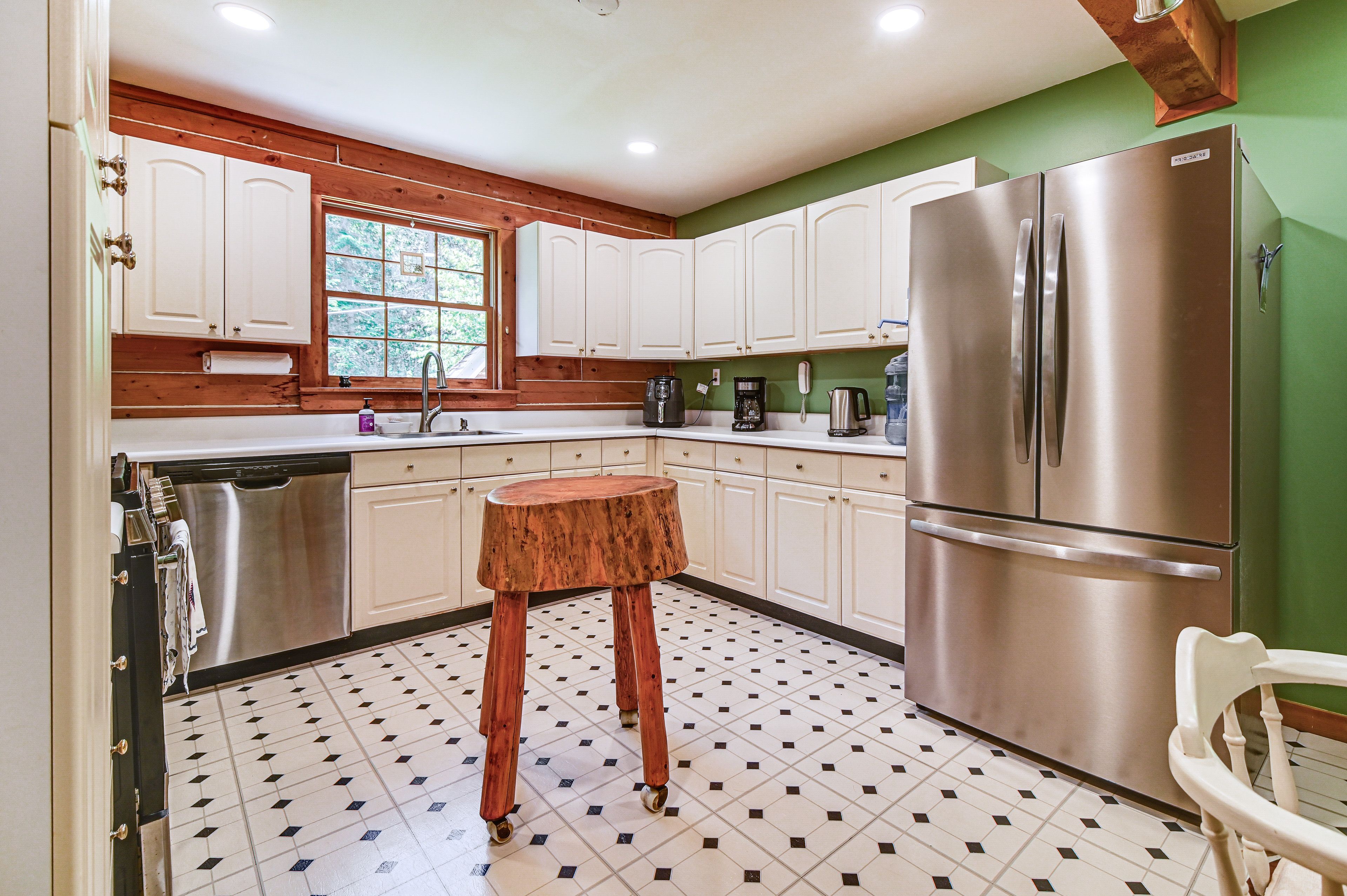 Kitchen | Microwave | Toaster | 1st Floor