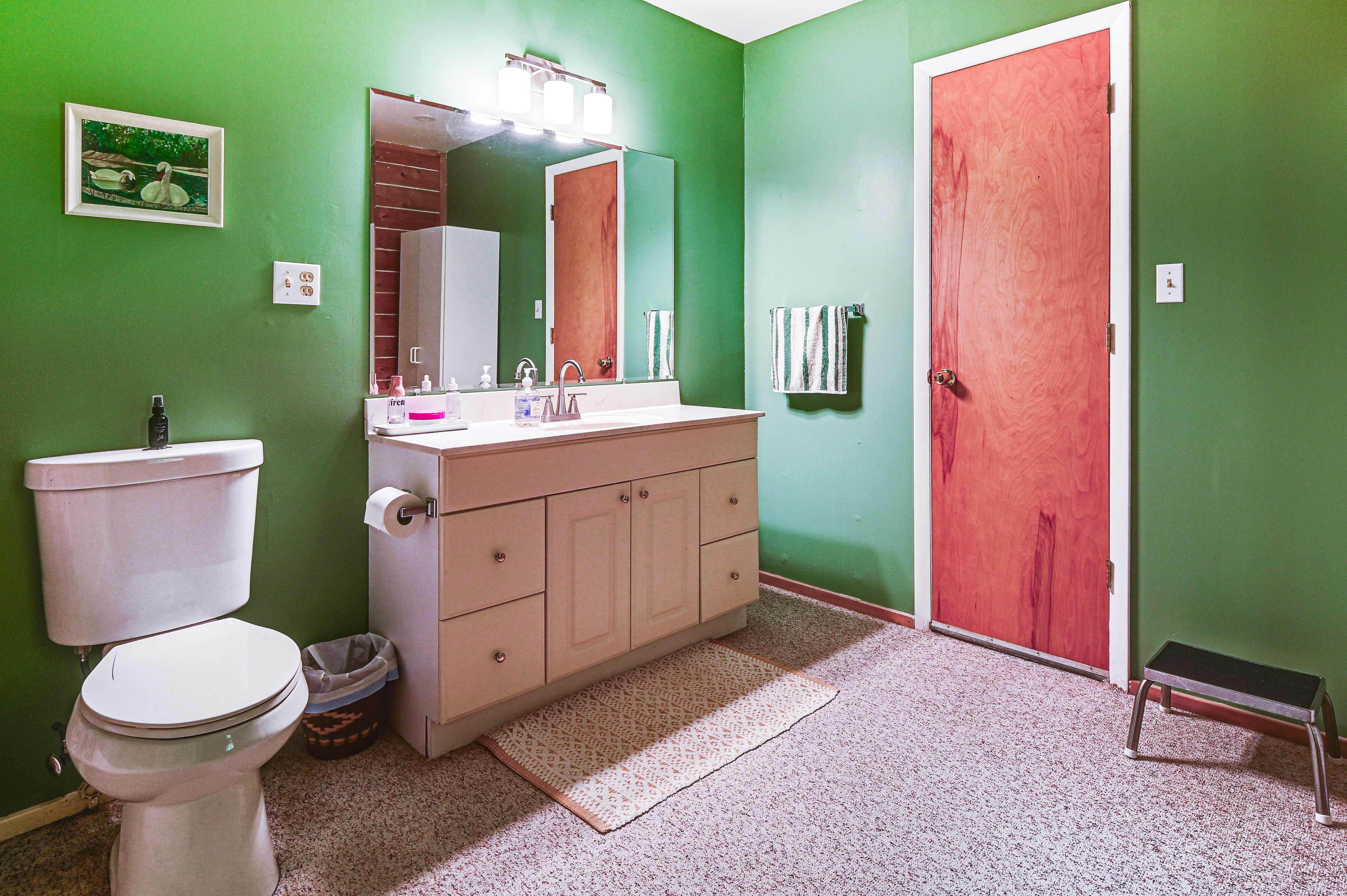 Bathroom | Bathtub/Shower | 1st Floor