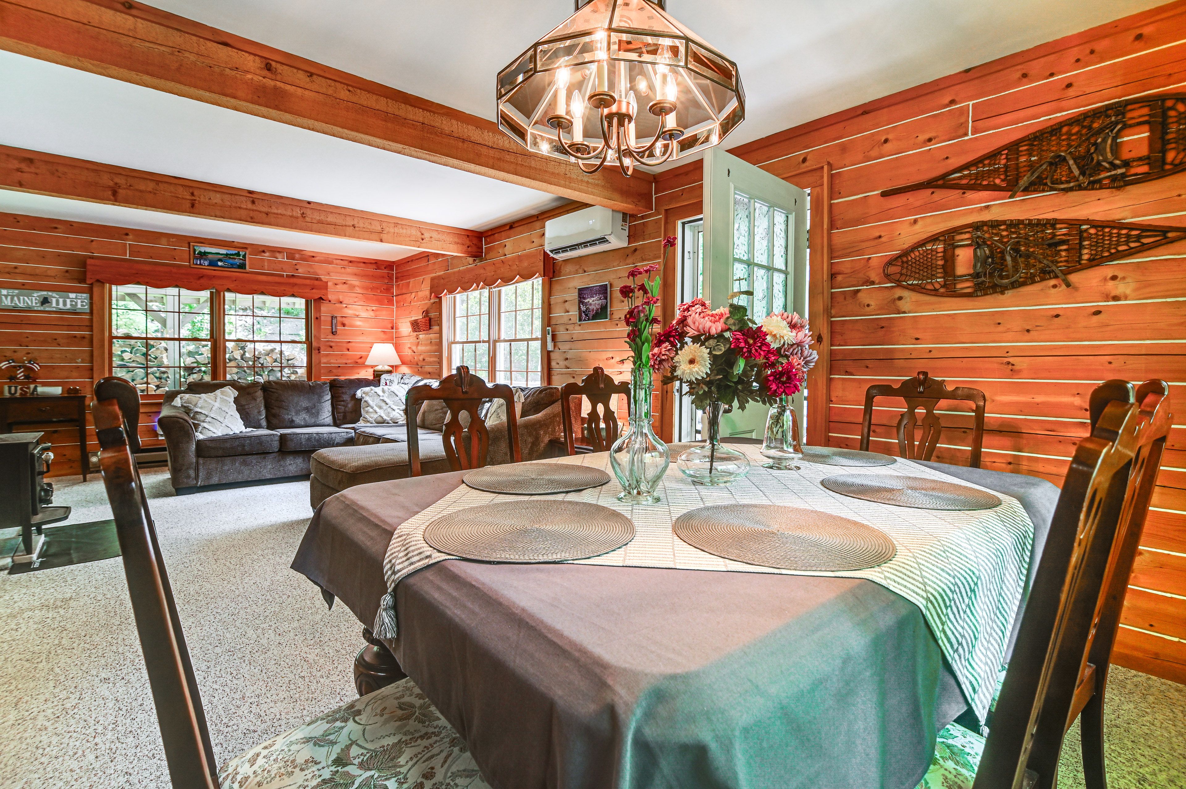 Dining Area | Dishware/Flatware Provided | 1st Floor