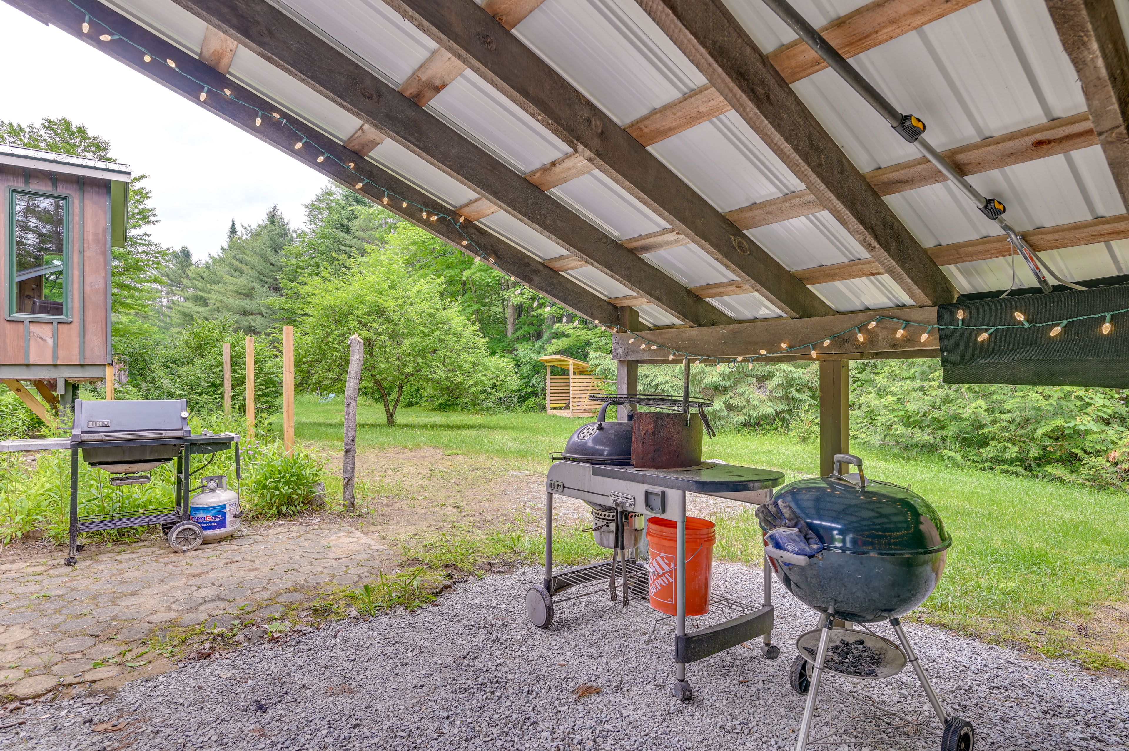 BBQ Area | Gas Grill | 2 Charcoal Grills