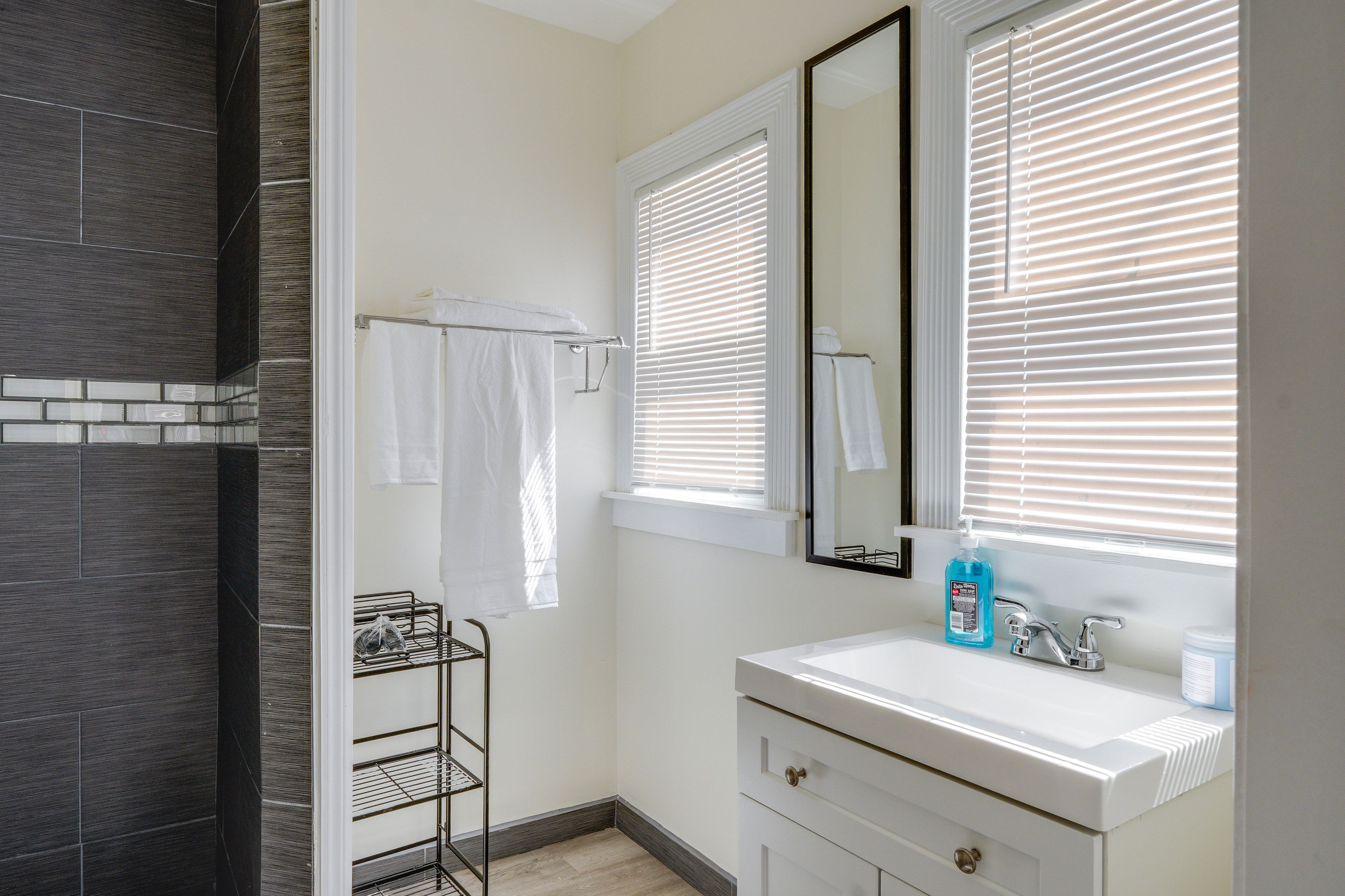Full Bathroom | Towels Provided