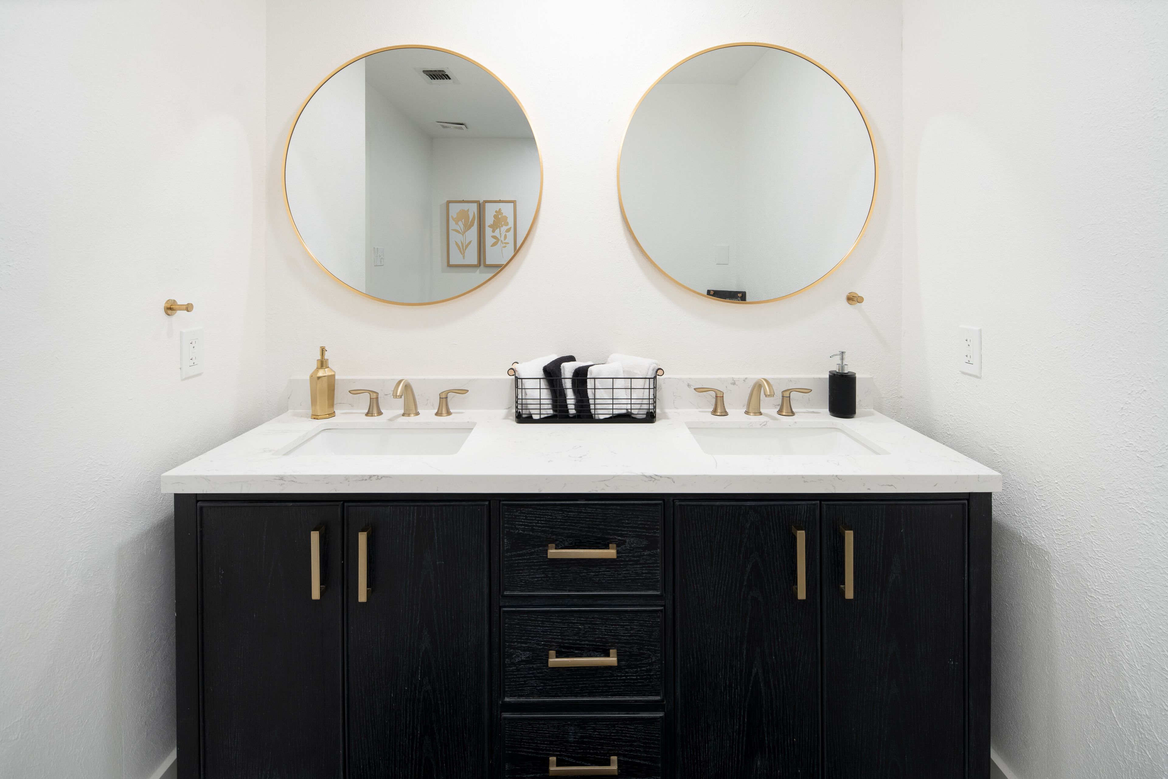 Full Bathroom | Towels Provided