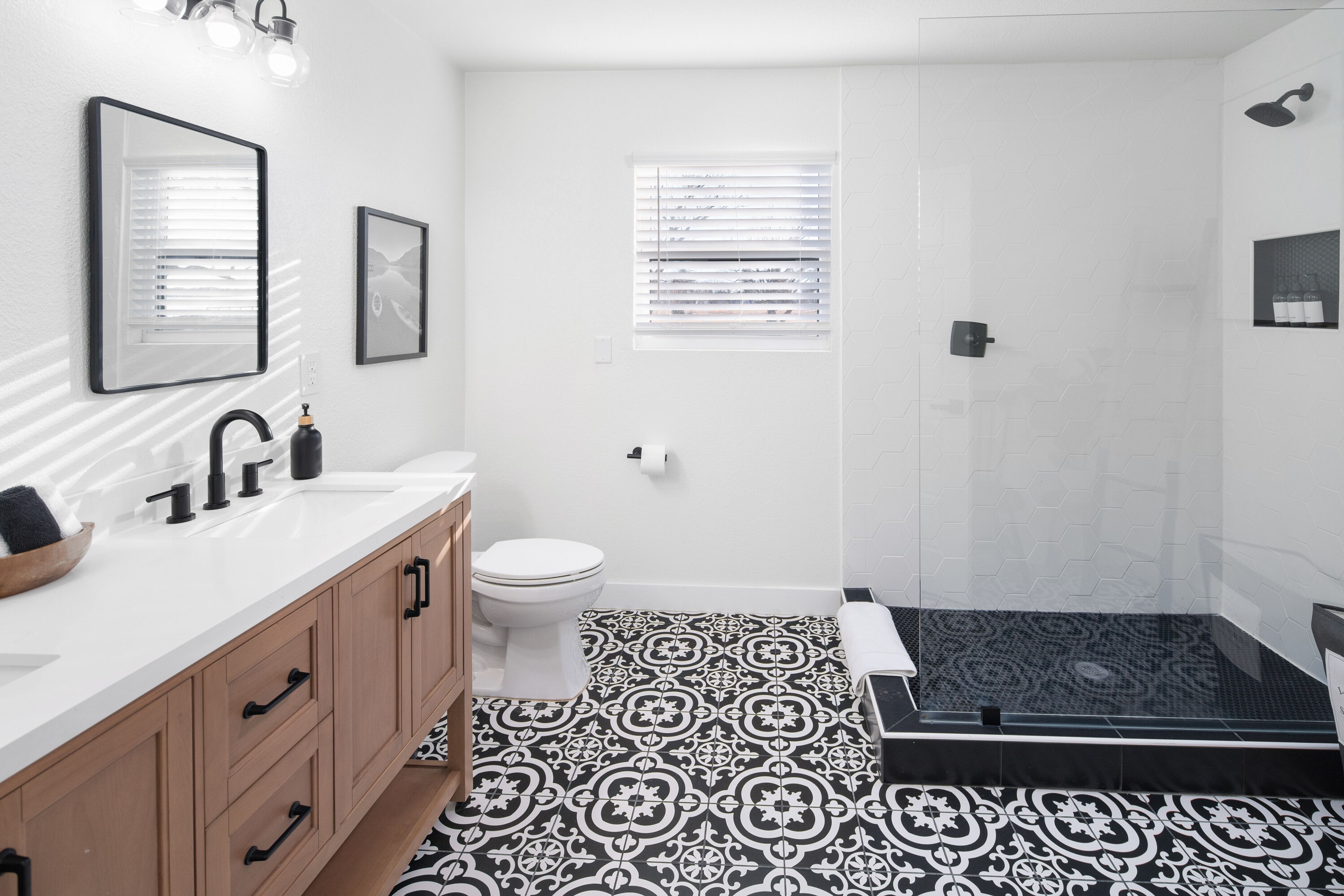 Full Bathroom | Complimentary Toiletries