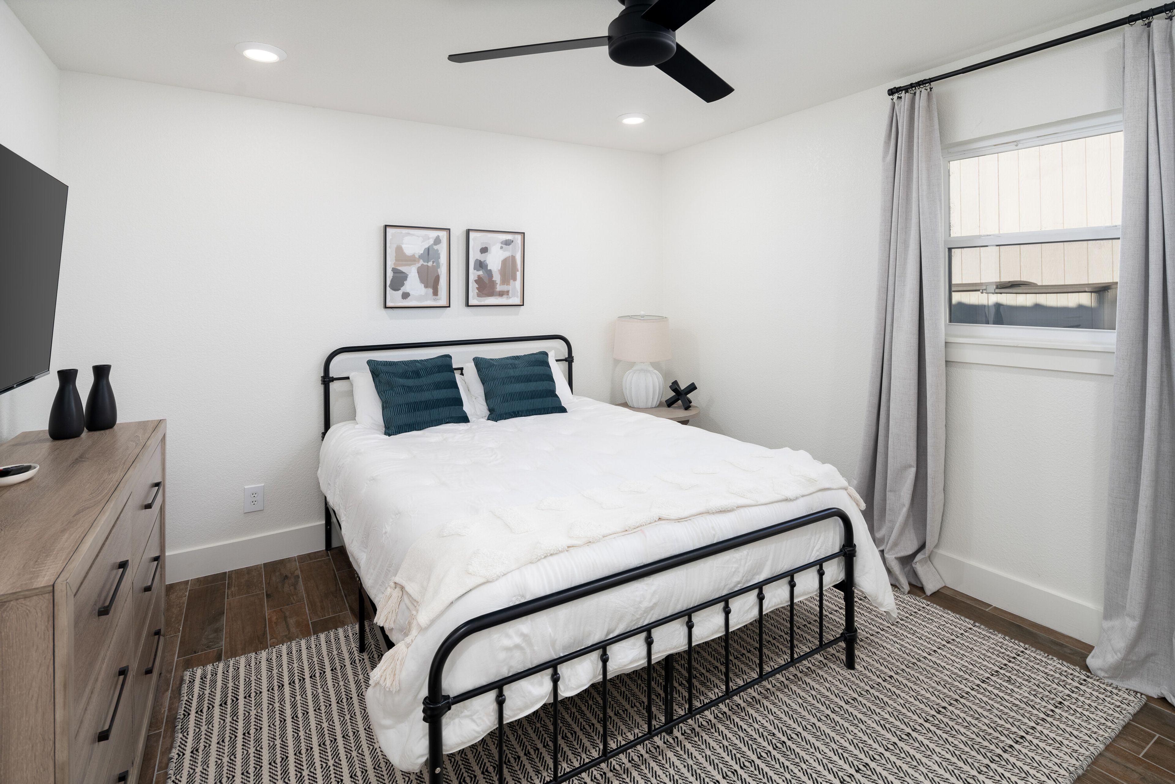Bedroom 3 | Queen Bed | Smart TV