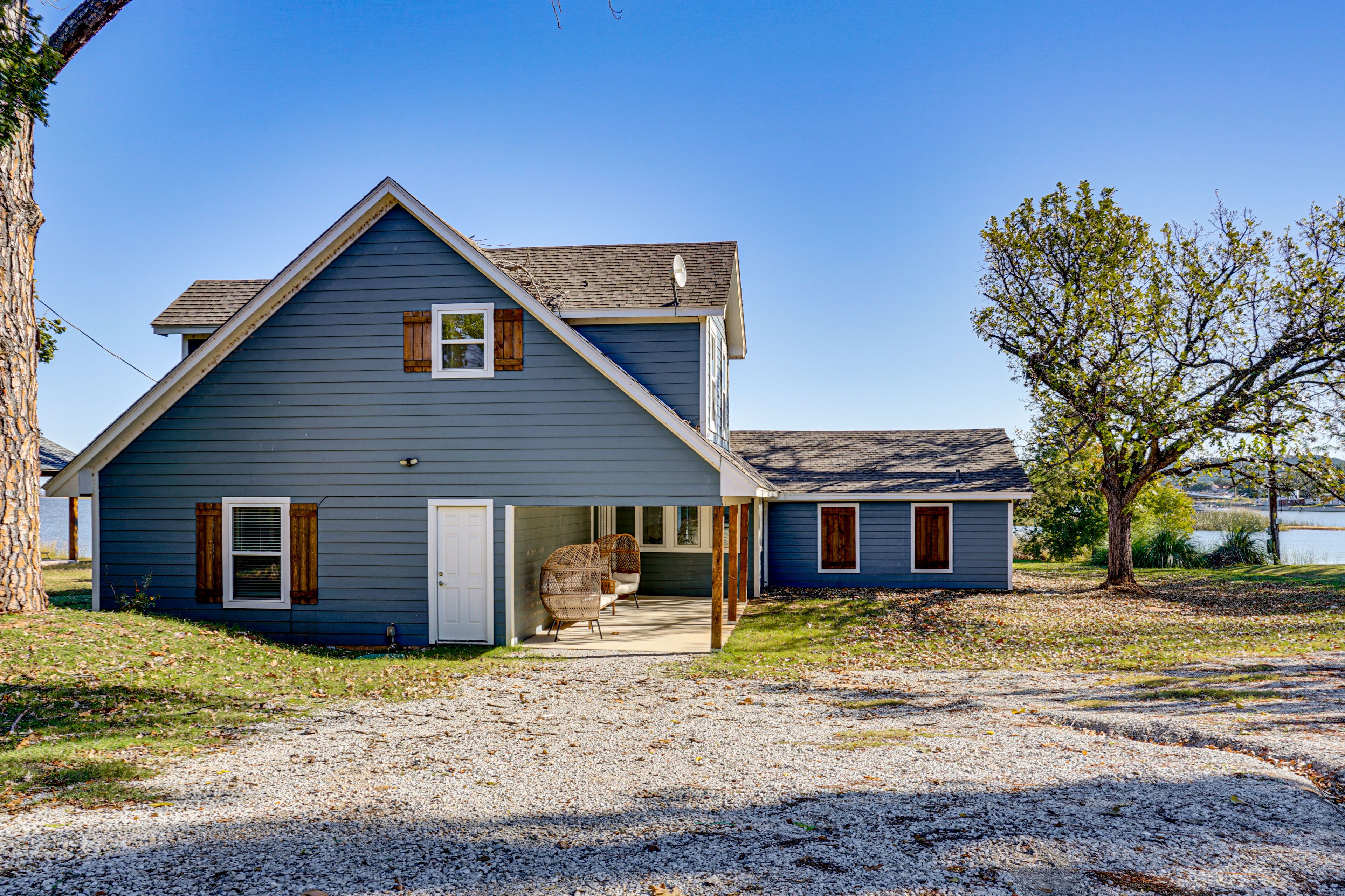 Parking | Gravel Driveway (5 Vehicles)