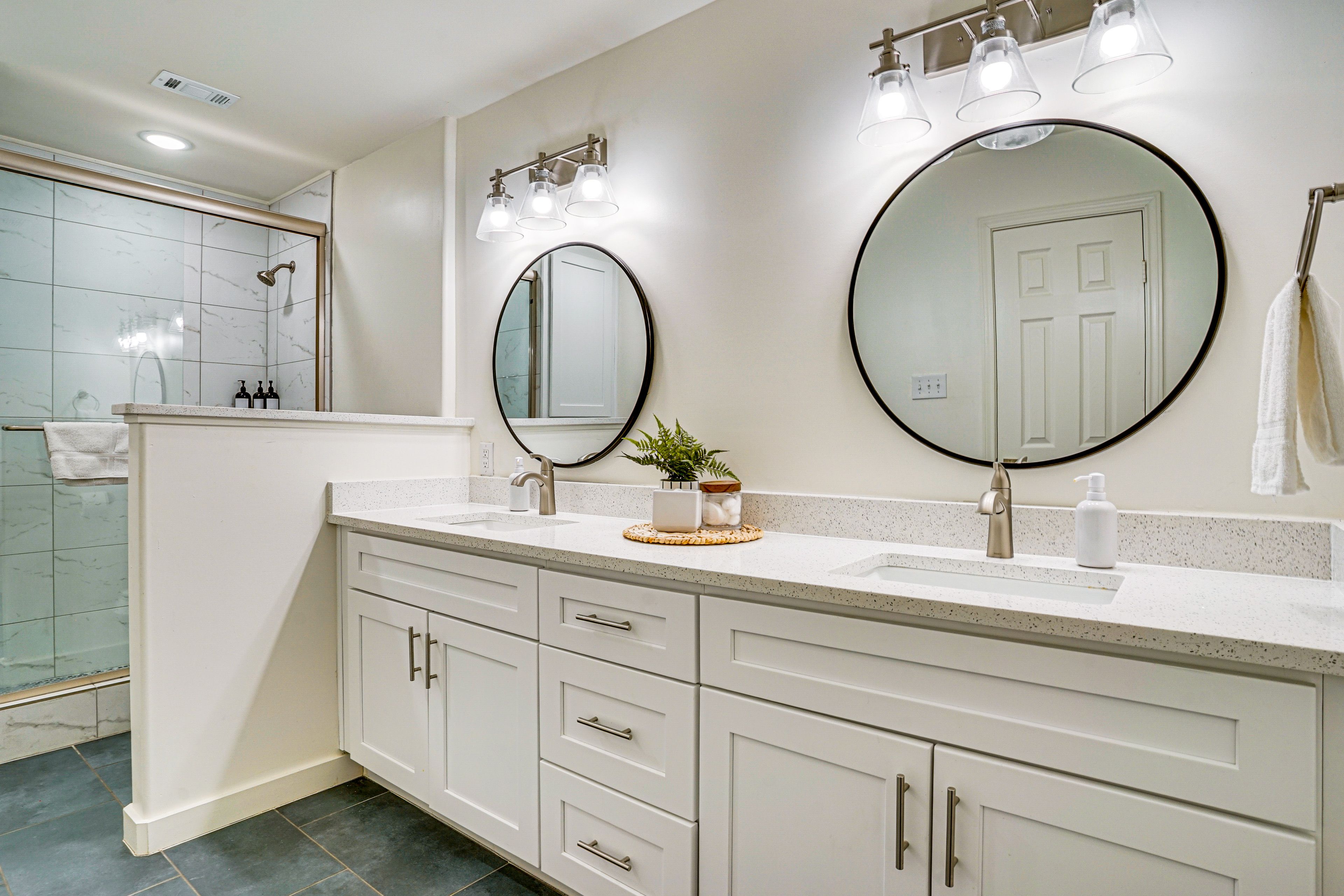 Full Bath | Towels | Hair Dryer | 1st Floor