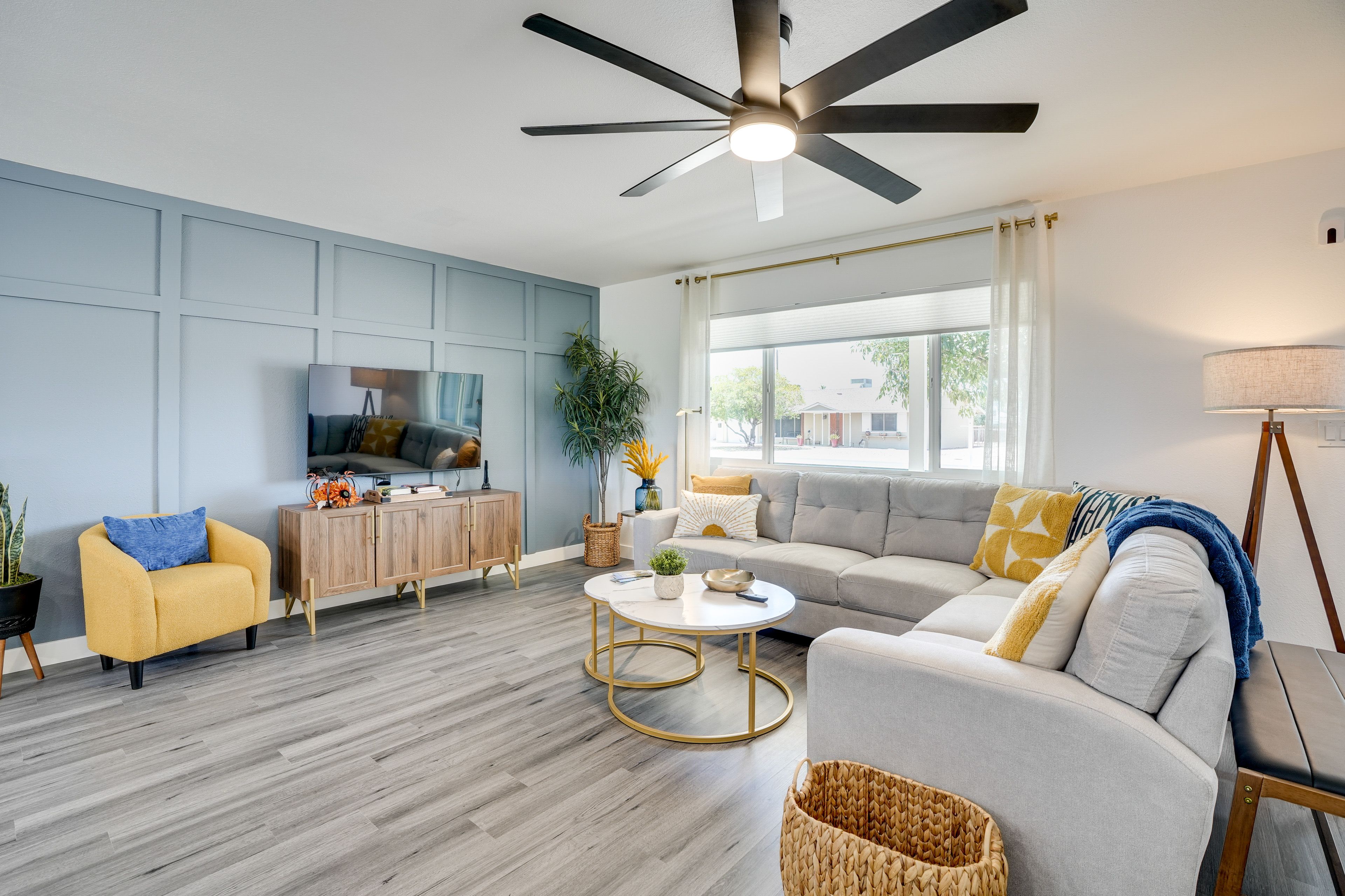 Living Room | Smart TV | Free WiFi | Central A/C & Heating