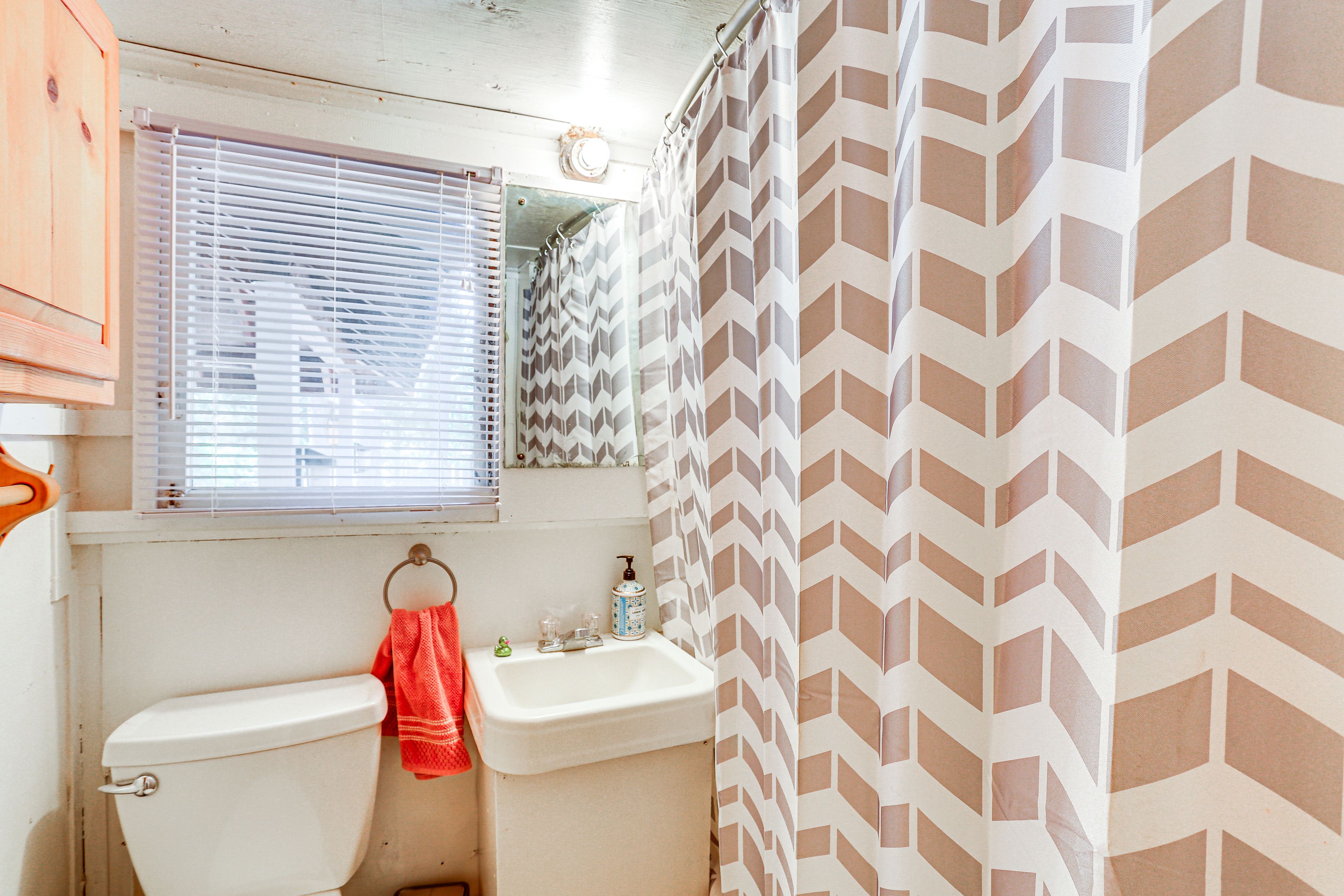 Full Bathroom | Linens & Towels | Complimentary Toiletries | Hair Dryer