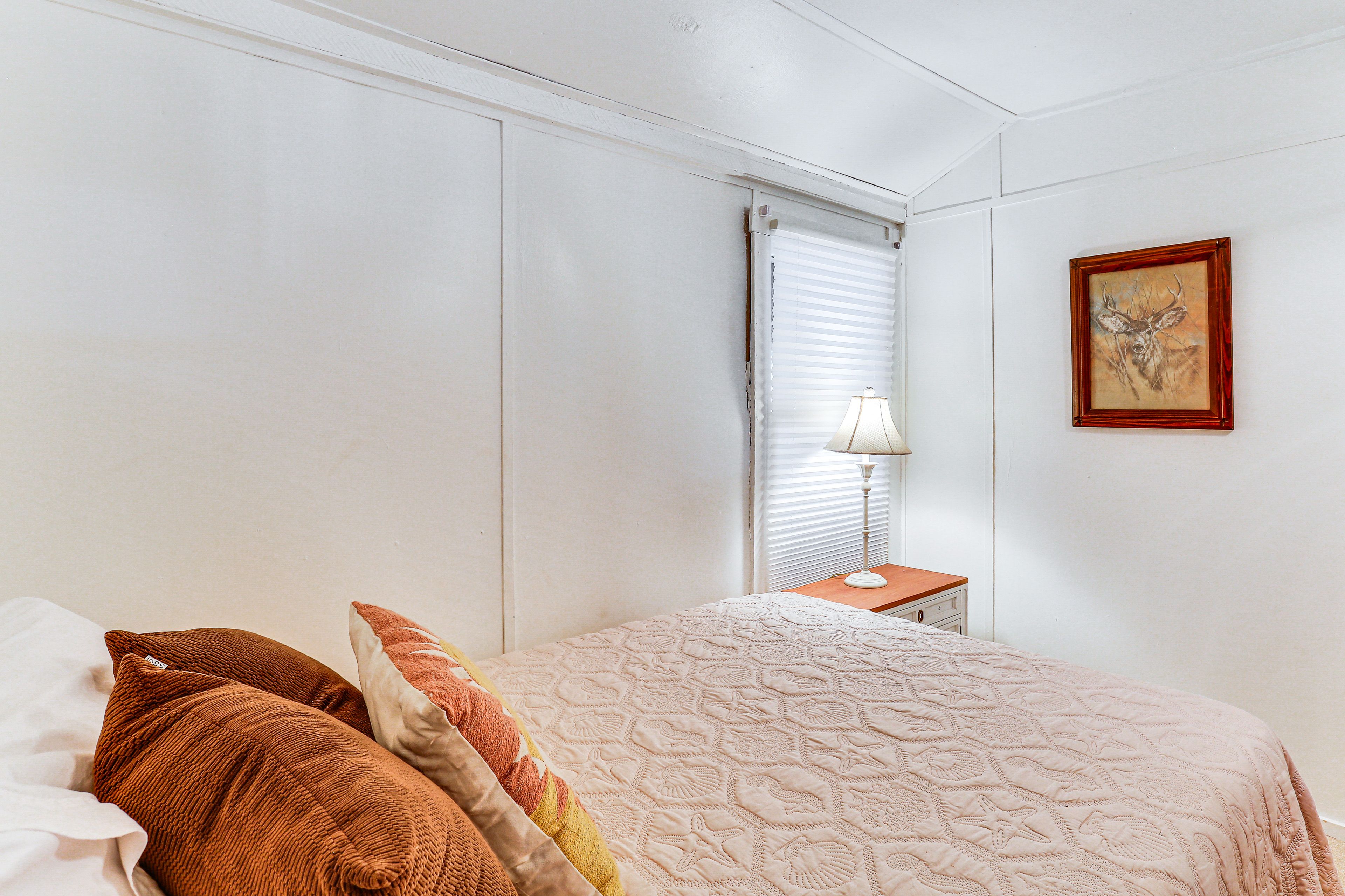 Bedroom 2 | Queen Bed | Full Bunk Bed