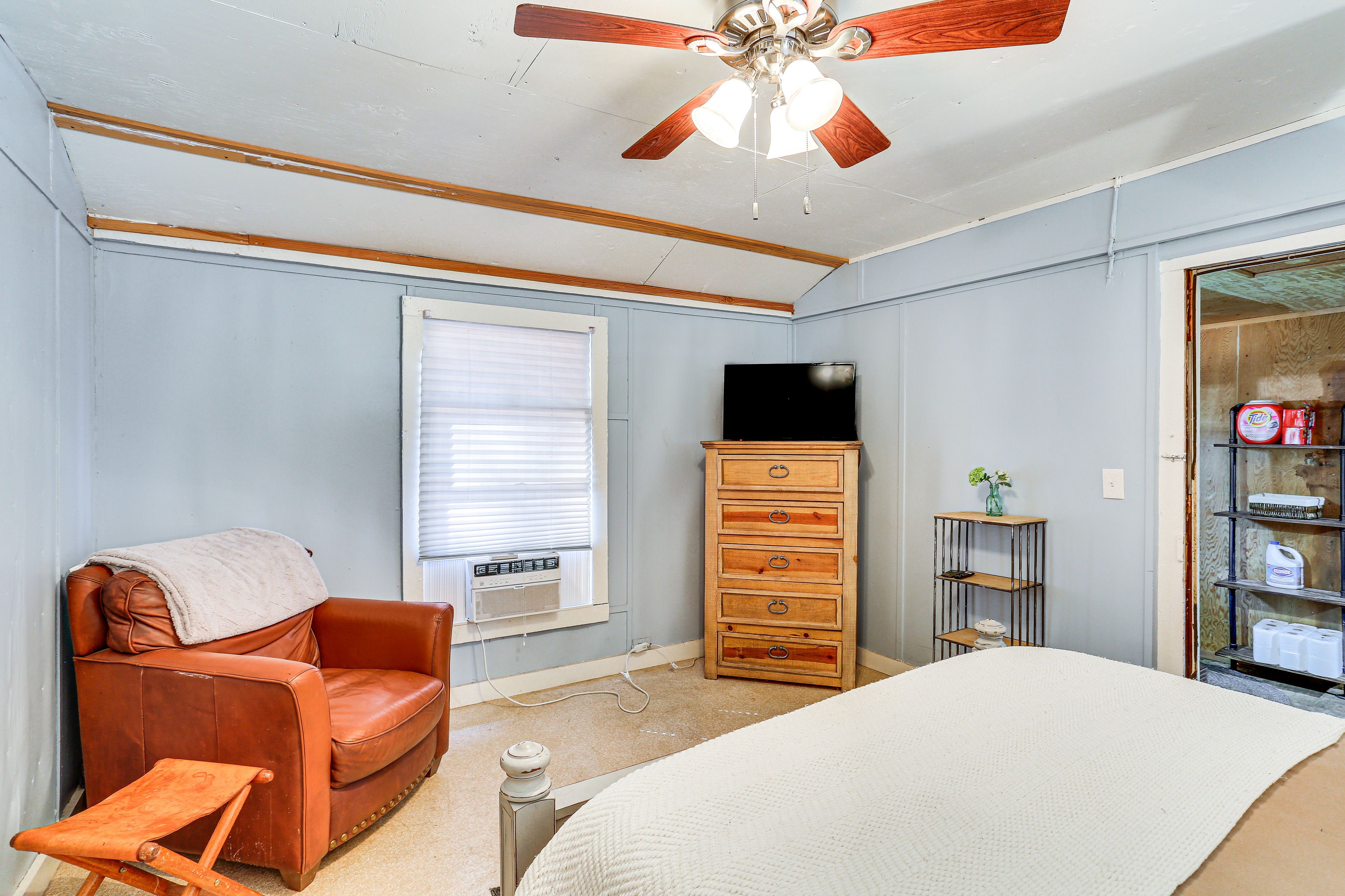 Bedroom 1 | Queen Bed