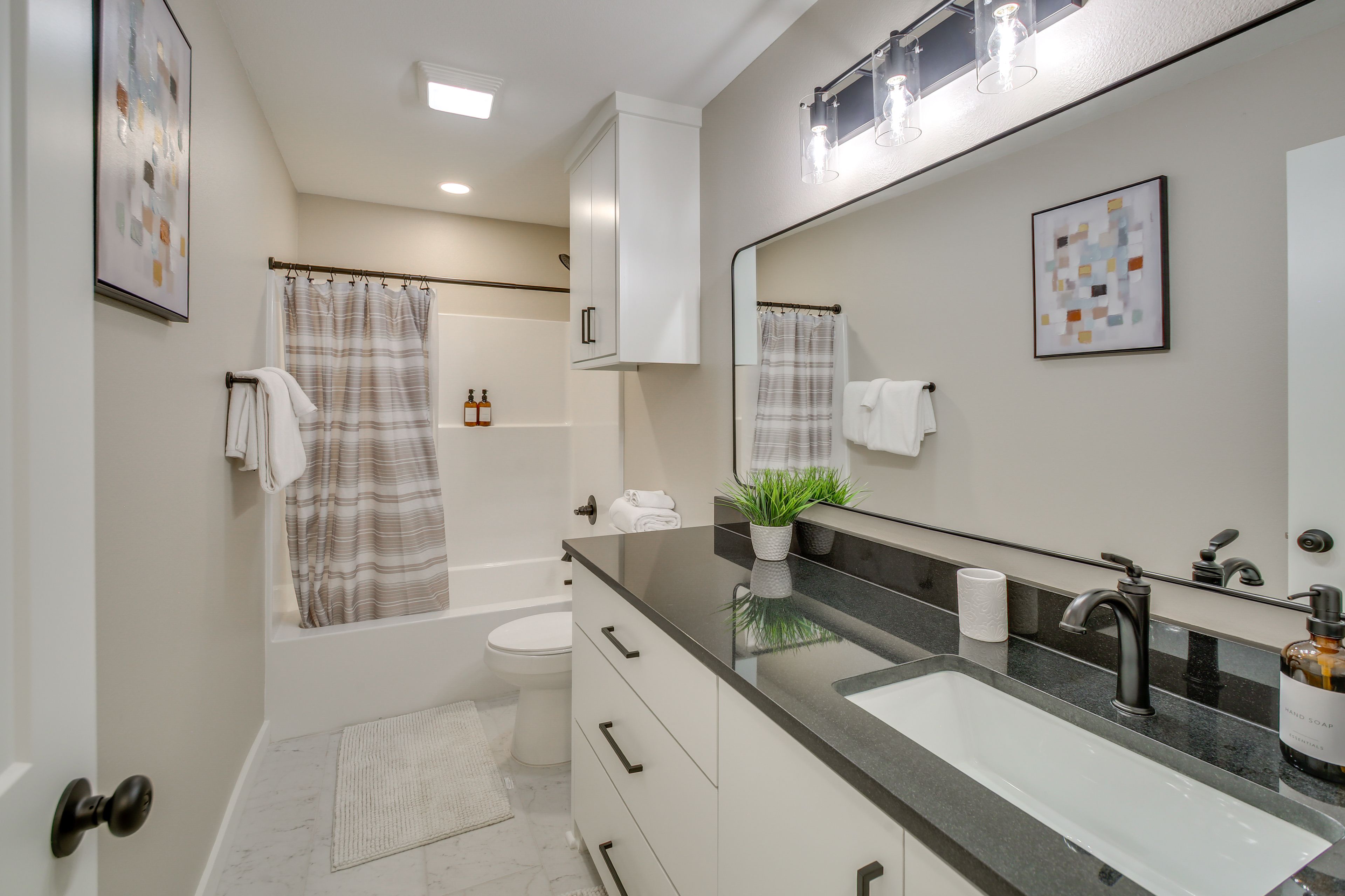 Full Bathroom | Towels Provided