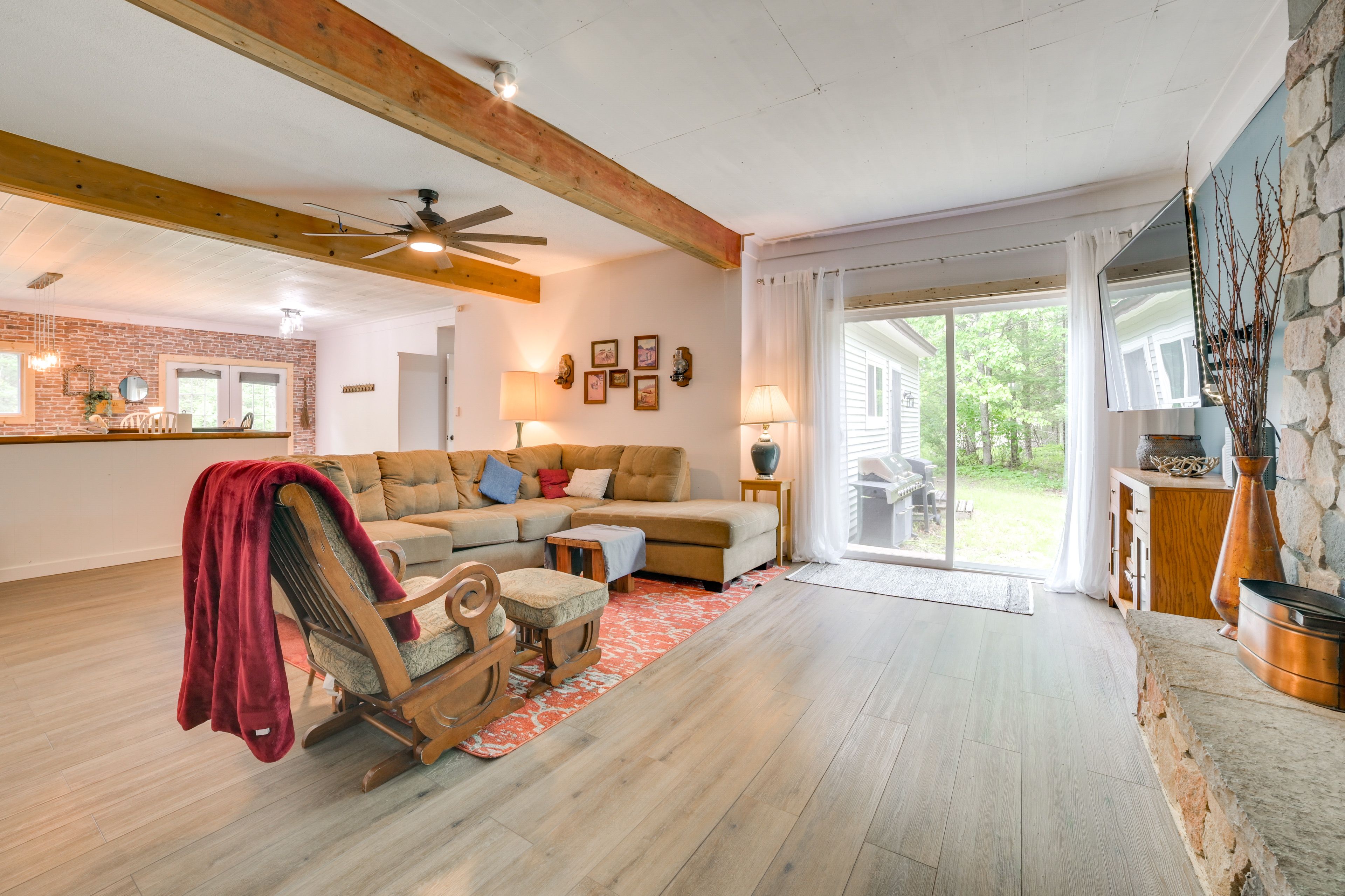 Living Room | Queen Sleeper Sofa | Smart TV | Free WiFi | Central Heating