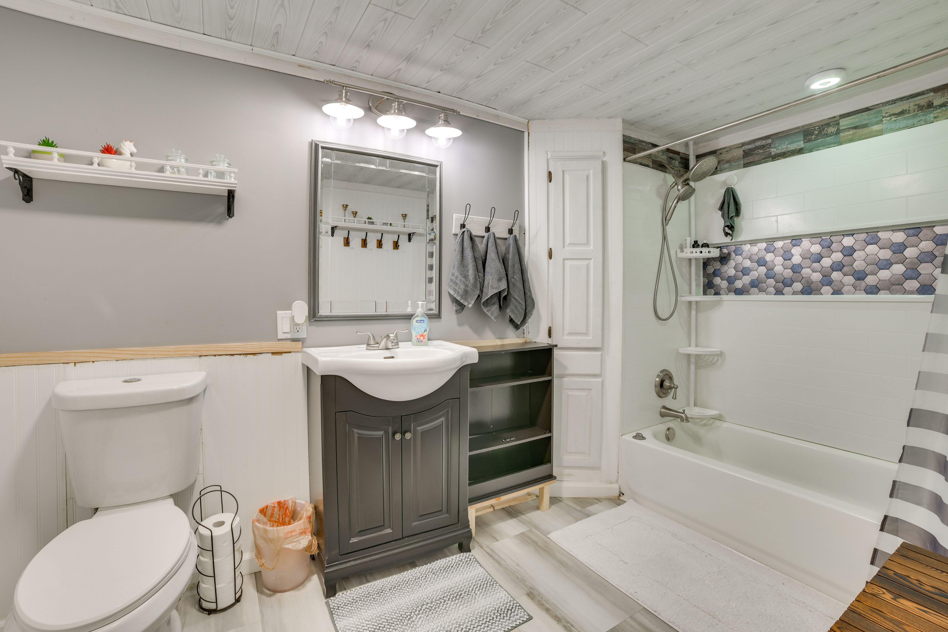 Full Bathroom | Towels Provided | Complimentary Toiletries | Hair Dryer
