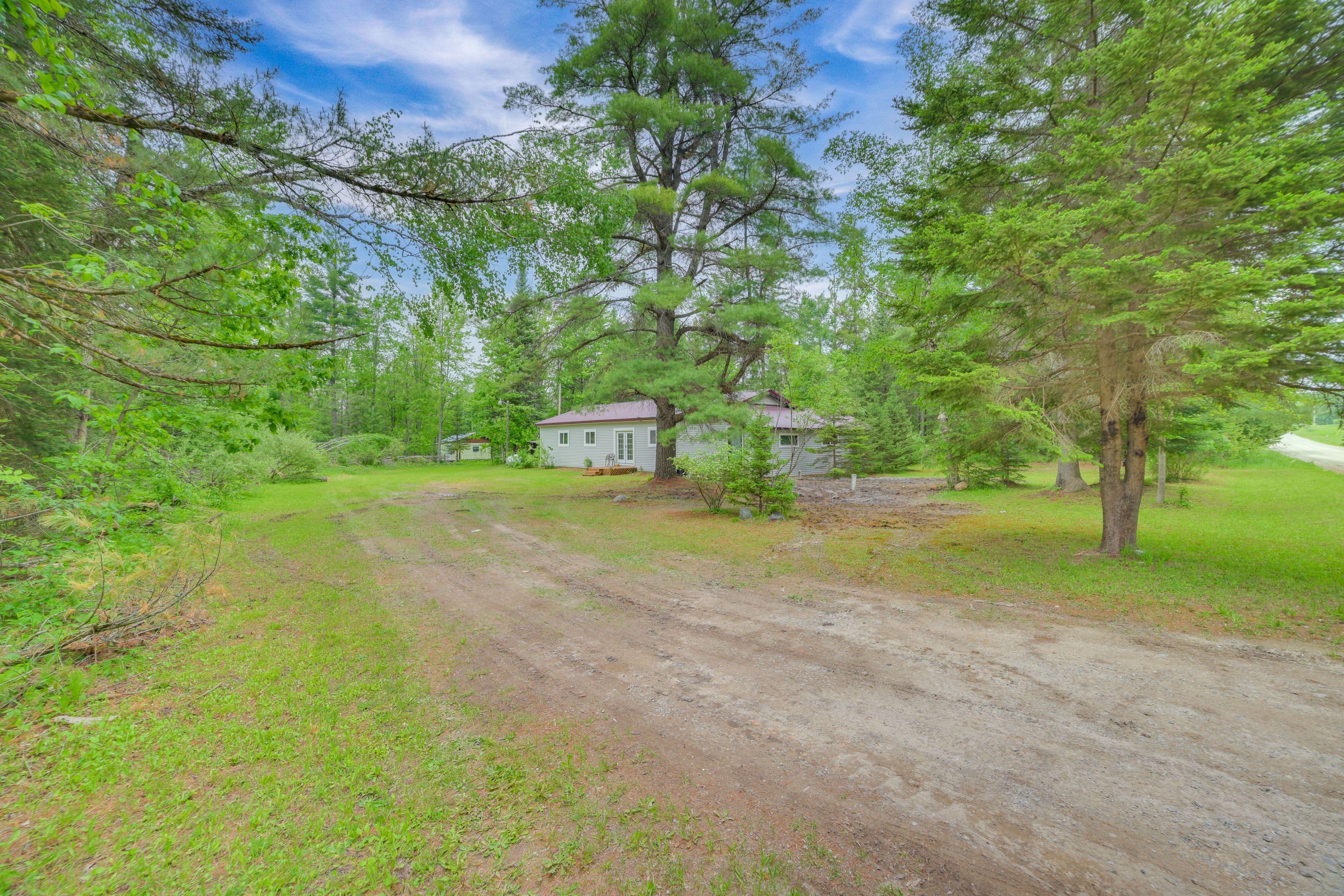 Parking | Driveway (10 Vehicles) | RV/Trailer Parking Allowed