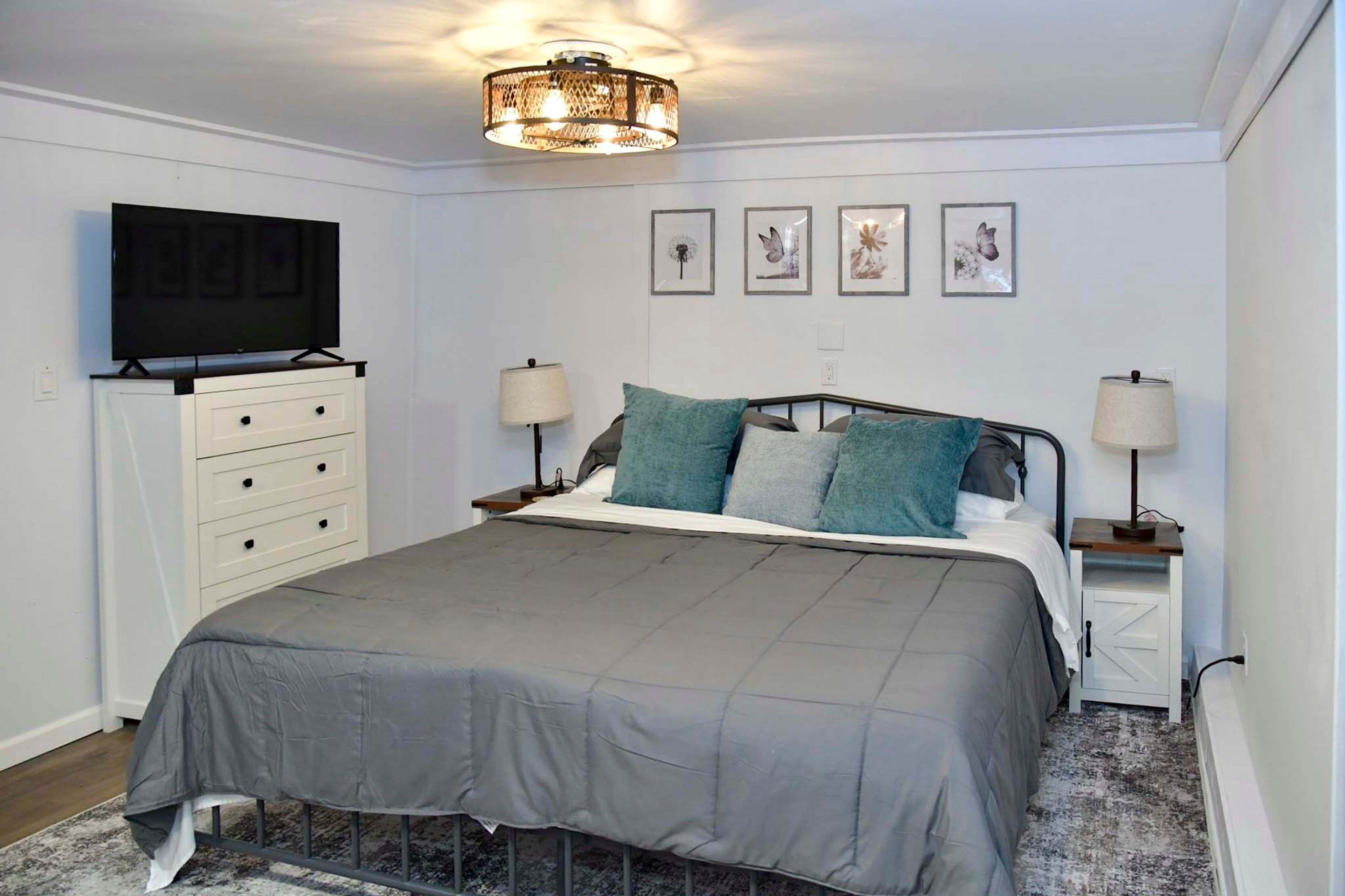 Bedroom 1 (Primary Suite) | King Bed | Refreshment Station