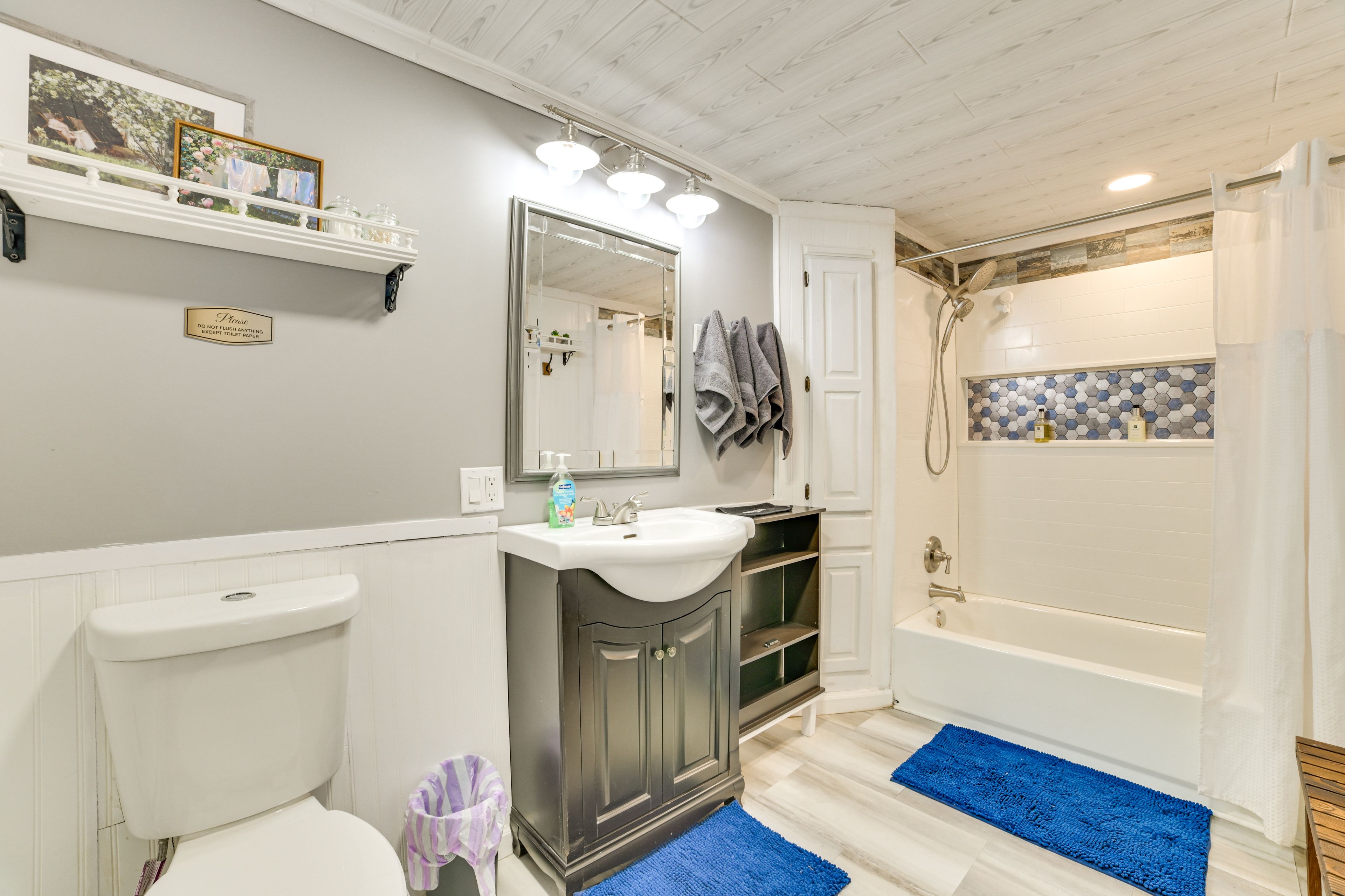 Full Bathroom | Towels Provided | Complimentary Toiletries | Hair Dryer