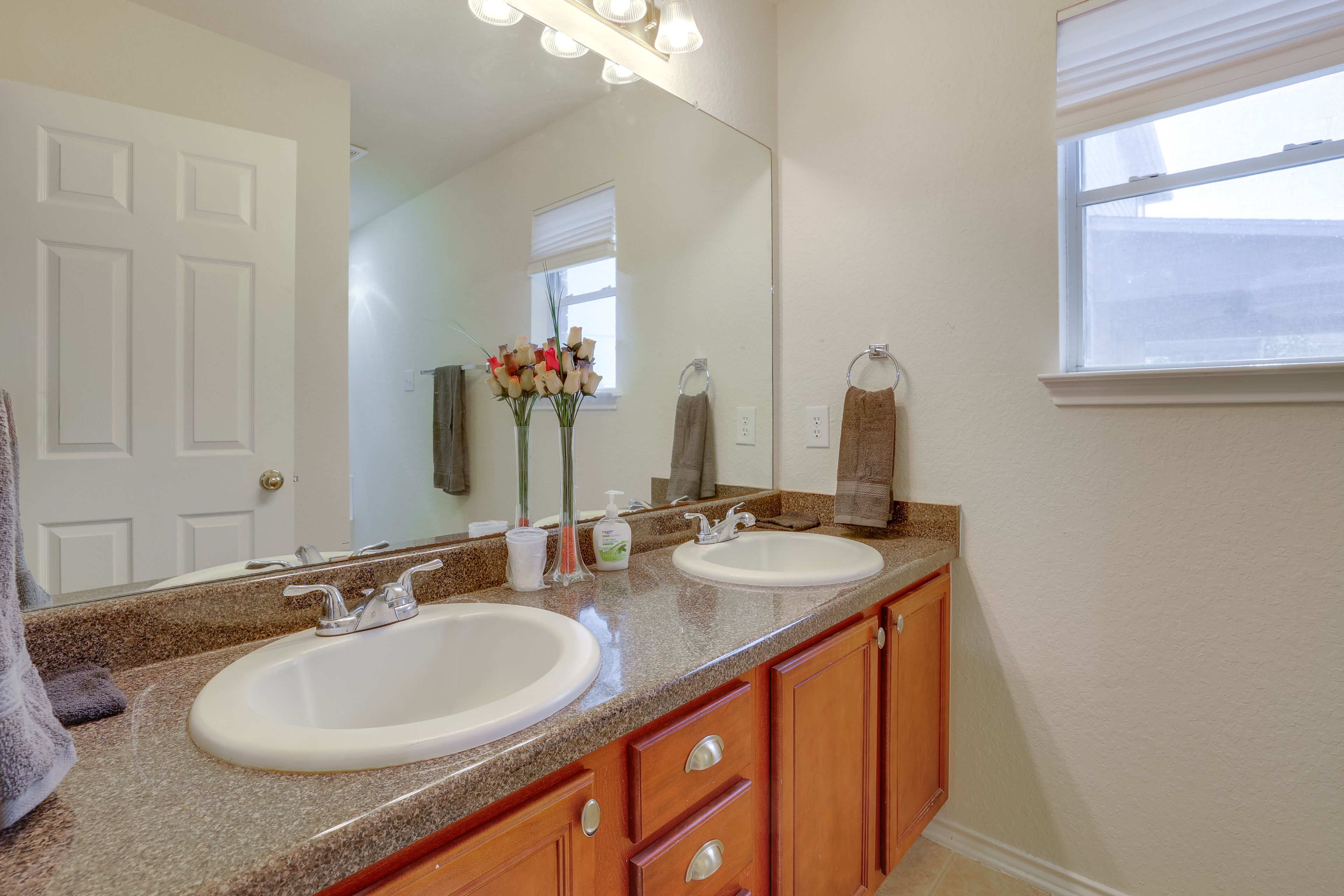 Full Bathroom | Towels Provided