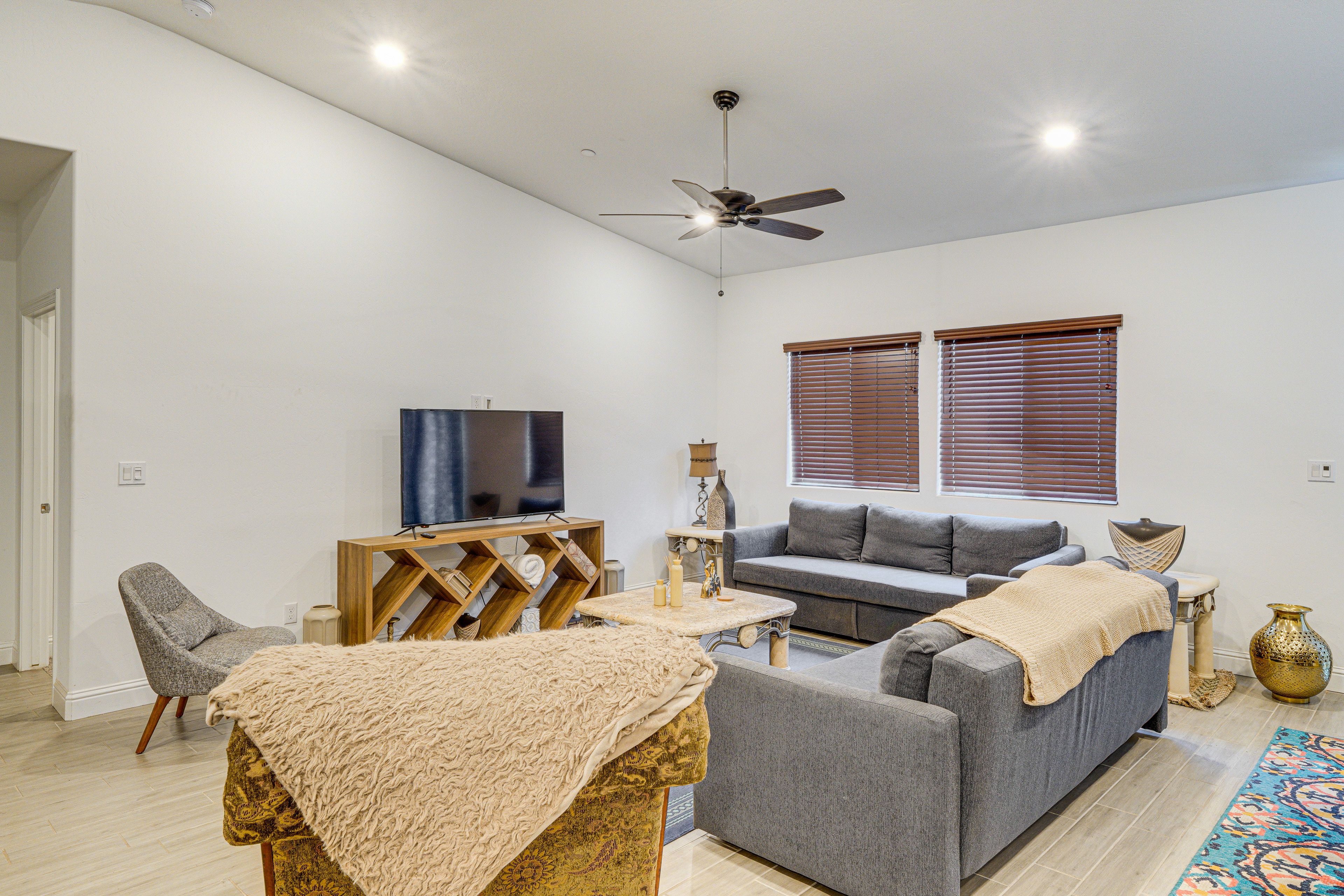 Bakersfield Vacation Rental | 2BR | 2BA | 2,000 Sq Ft | 1 Step Required