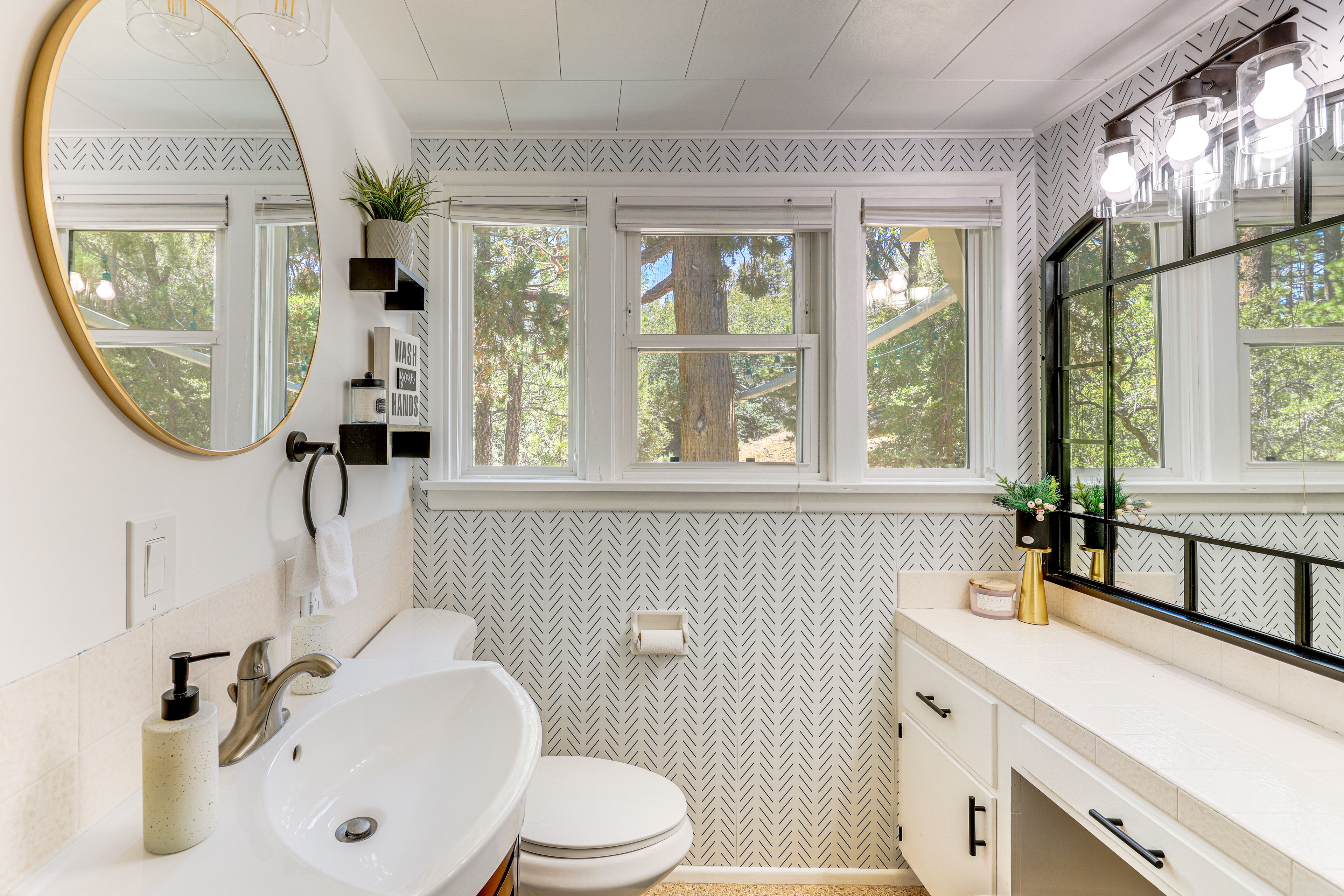 Full Bathroom | Towels Provided